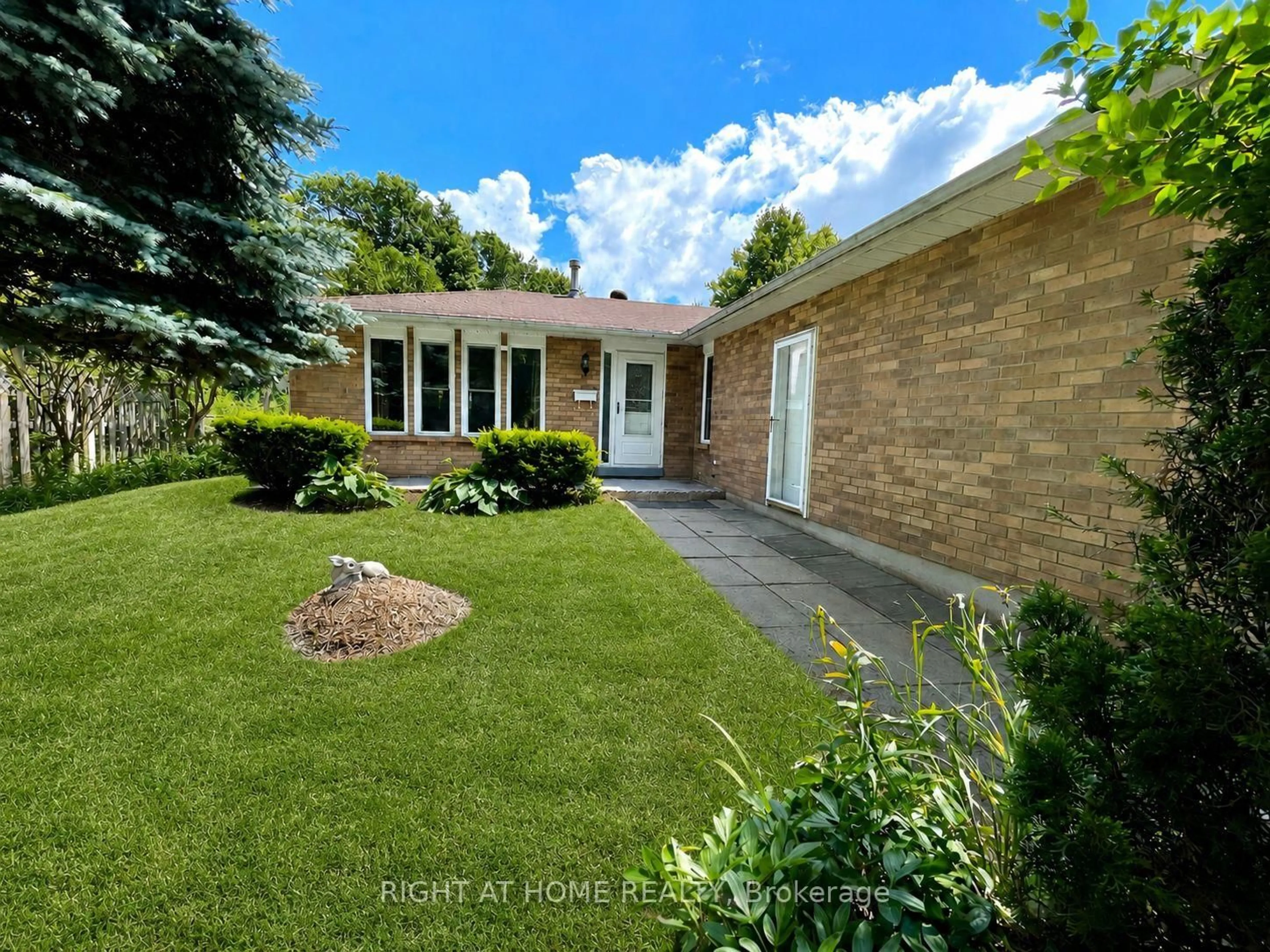 A pic from outside/outdoor area/front of a property/back of a property/a pic from drone, street for 941 Victoria St, Midland Ontario L4R 1B7