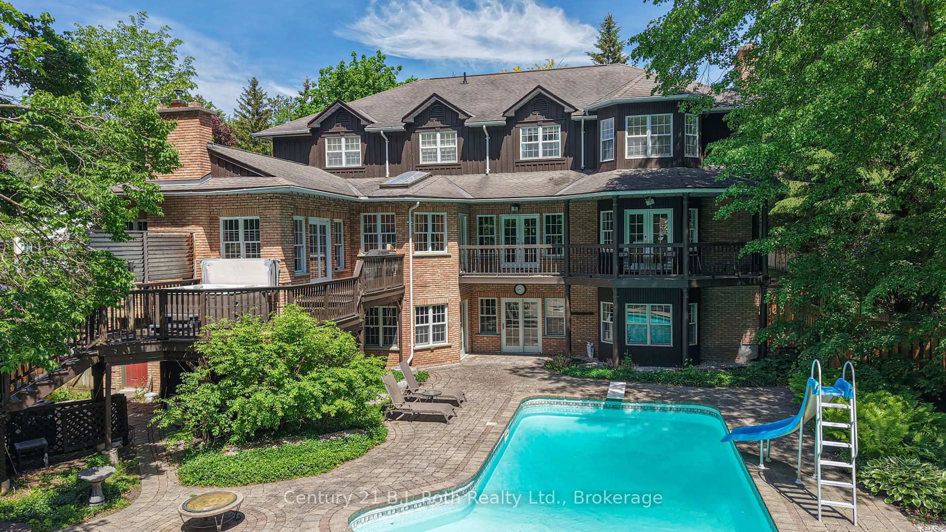 A pic from outside/outdoor area/front of a property/back of a property/a pic from drone, water/lake/river/ocean view for 403 Bay St, Orillia Ontario L3V 3X5