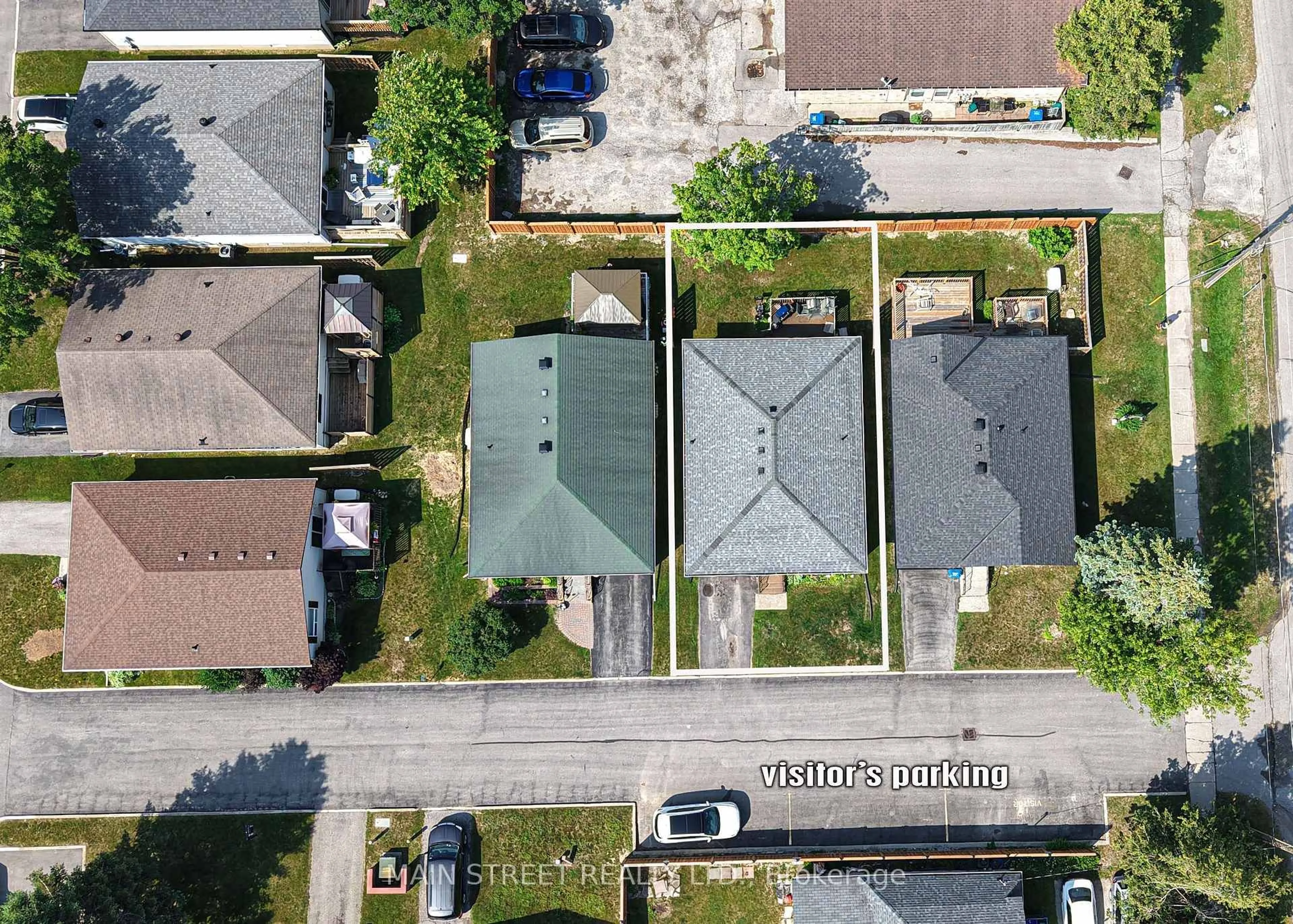 A pic from outside/outdoor area/front of a property/back of a property/a pic from drone, street for 231 OXFORD St #2, Orillia Ontario L3V 7S6