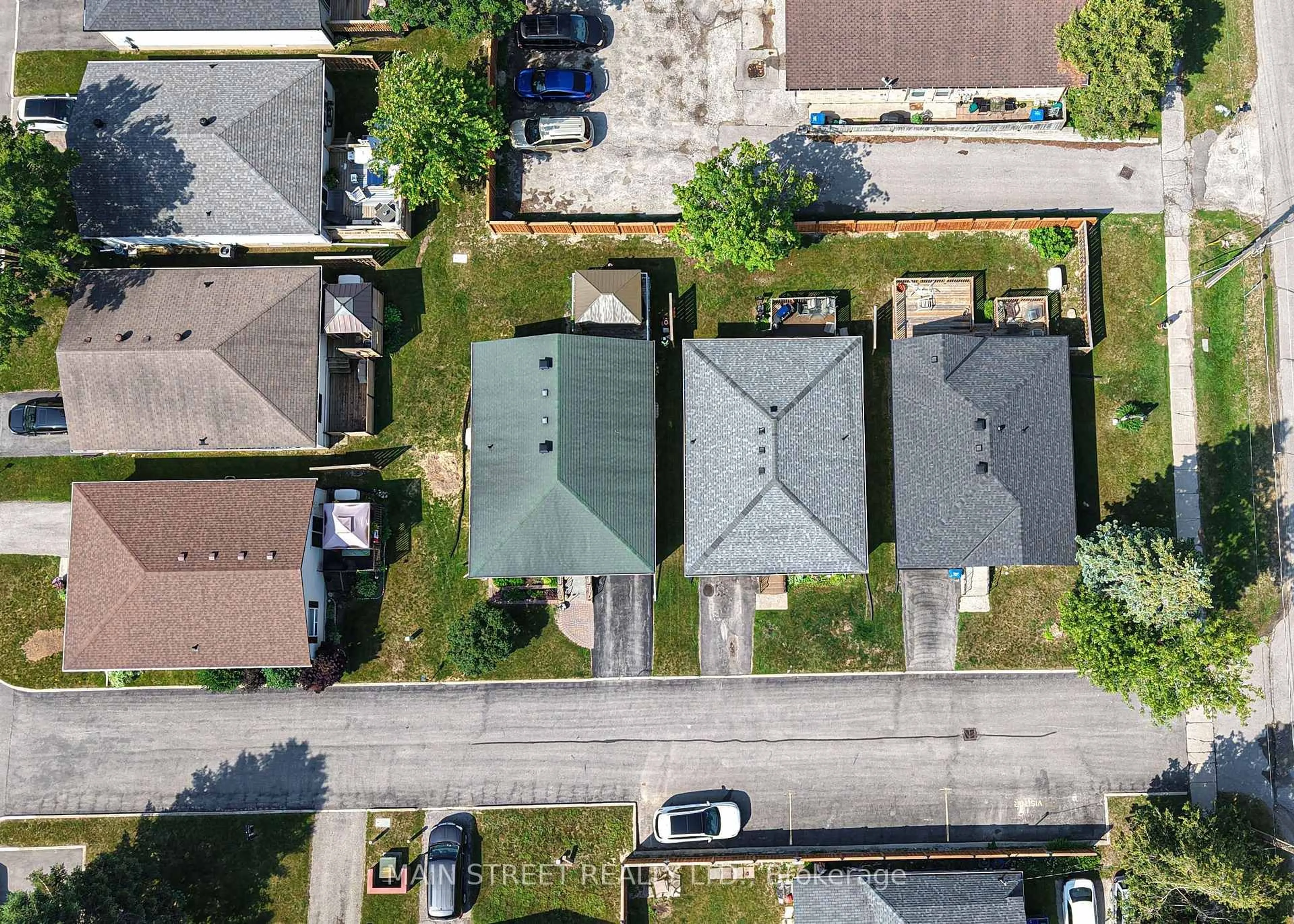 A pic from outside/outdoor area/front of a property/back of a property/a pic from drone, street for 231 OXFORD St #2, Orillia Ontario L3V 7S6