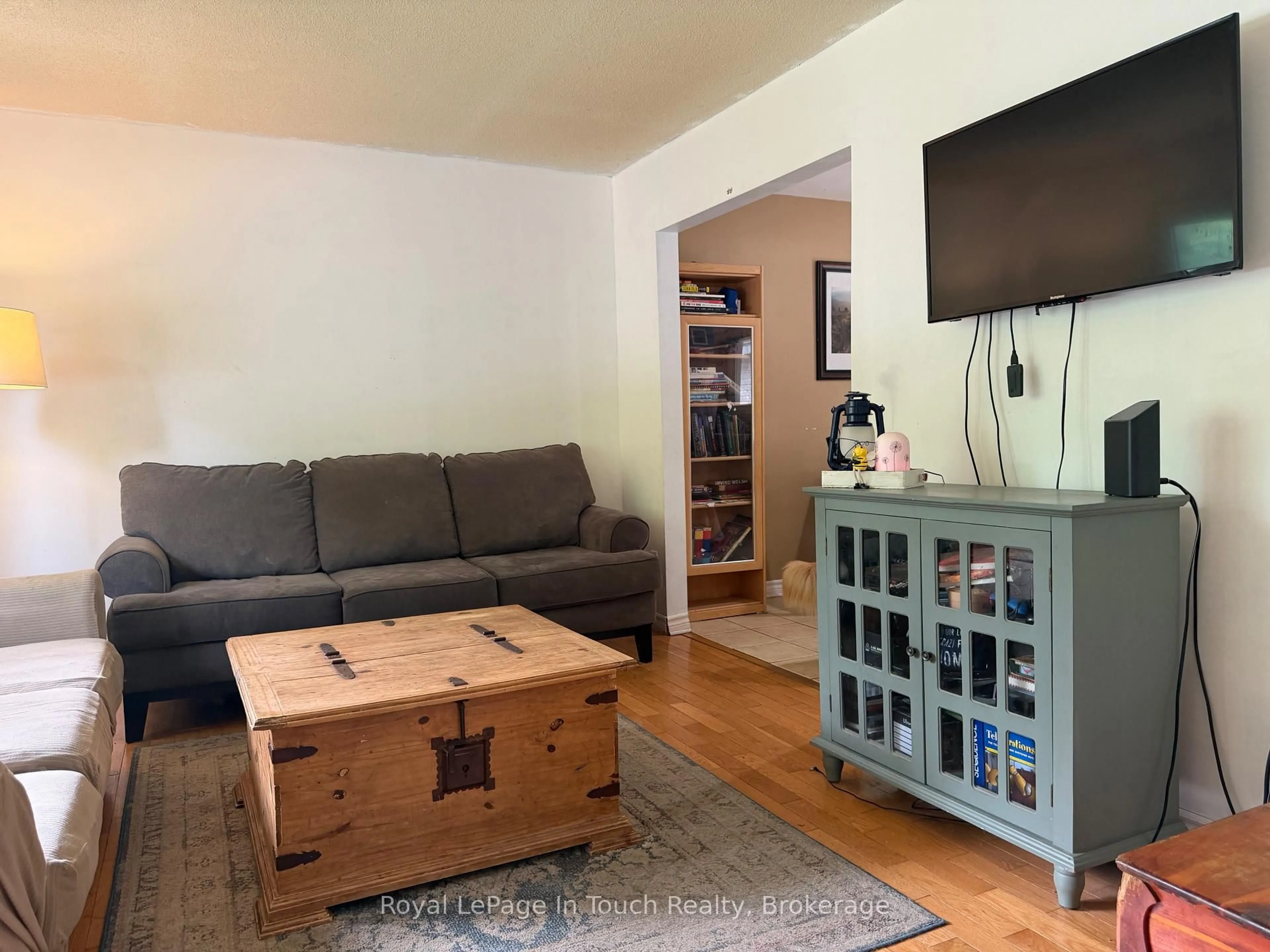 Living room with furniture, wood/laminate floor for 111 Burke St, Penetanguishene Ontario L9M 1B2