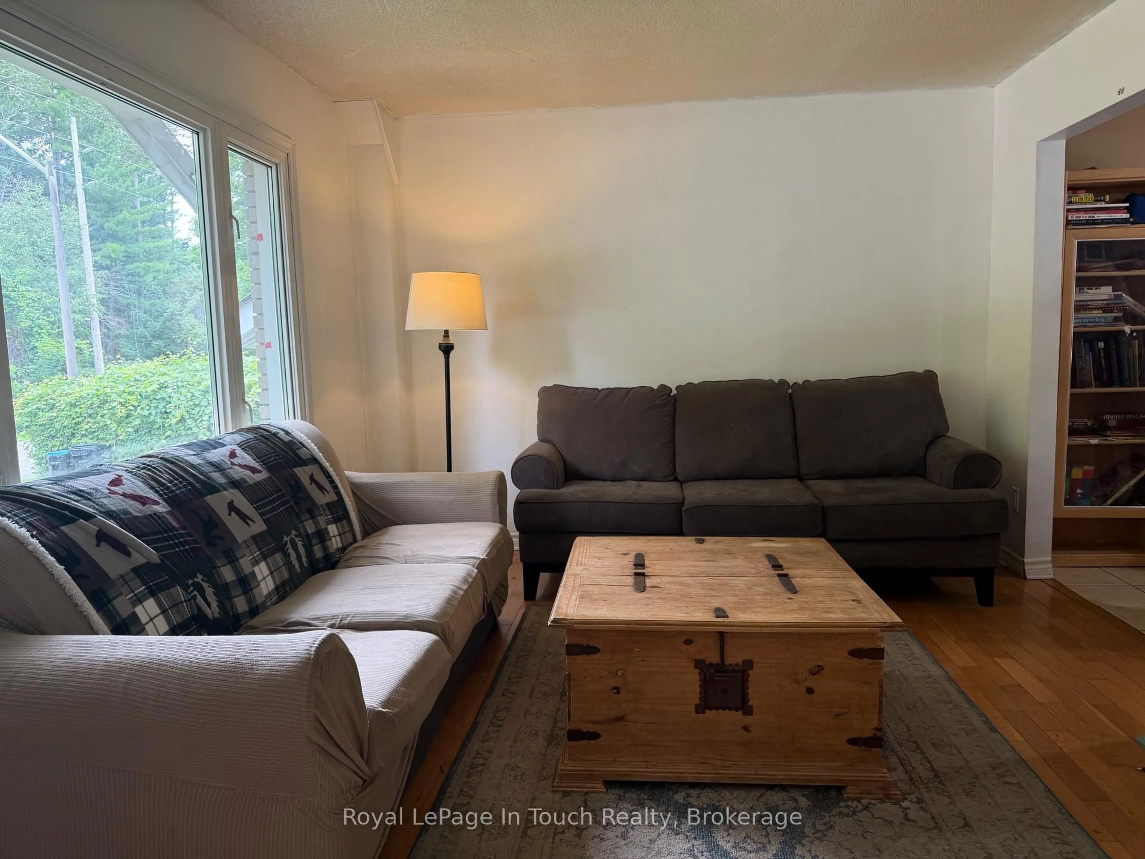 Living room with furniture, wood/laminate floor for 111 Burke St, Penetanguishene Ontario L9M 1B2