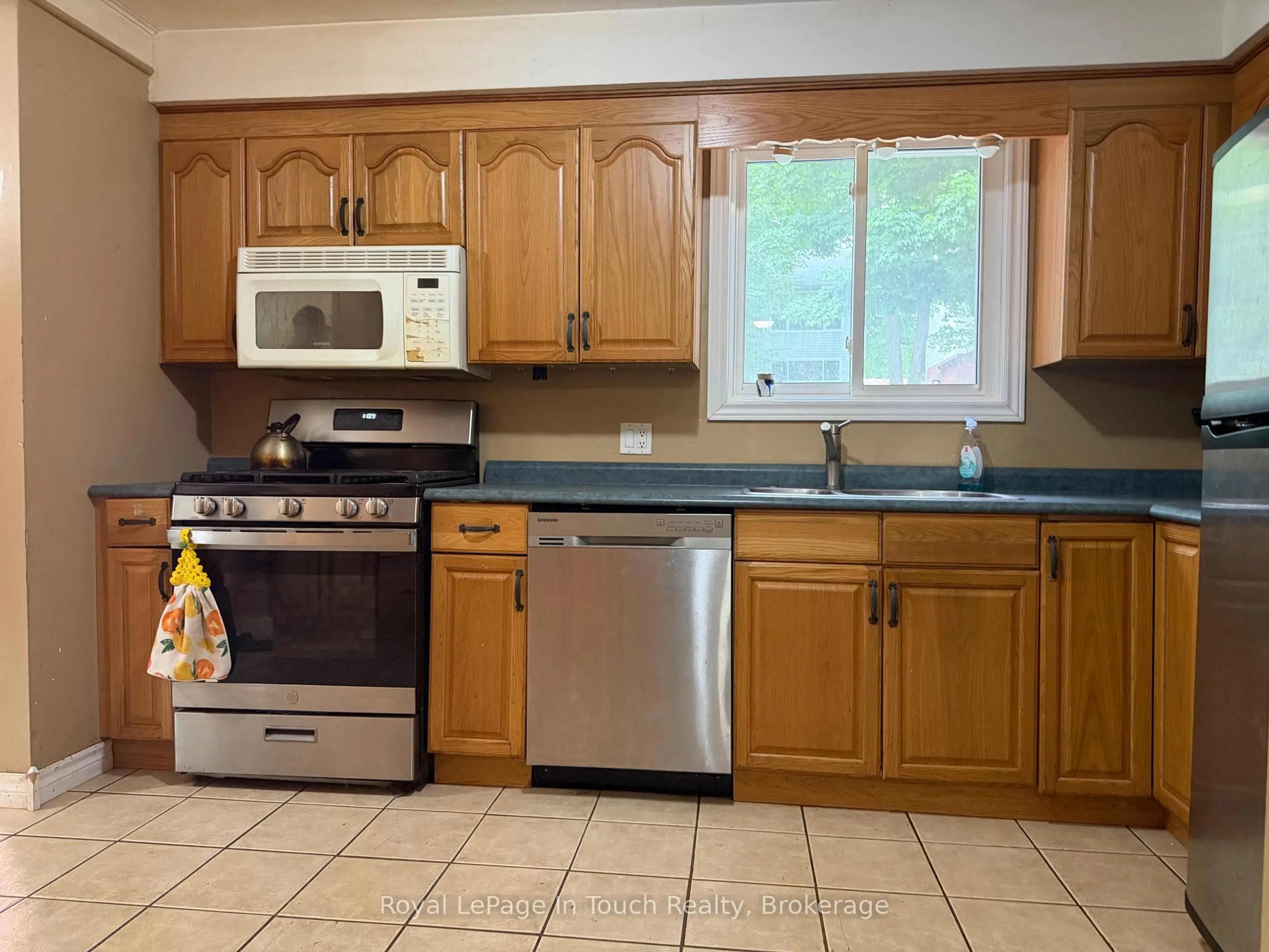 Standard kitchen, ceramic/tile floor for 111 Burke St, Penetanguishene Ontario L9M 1B2