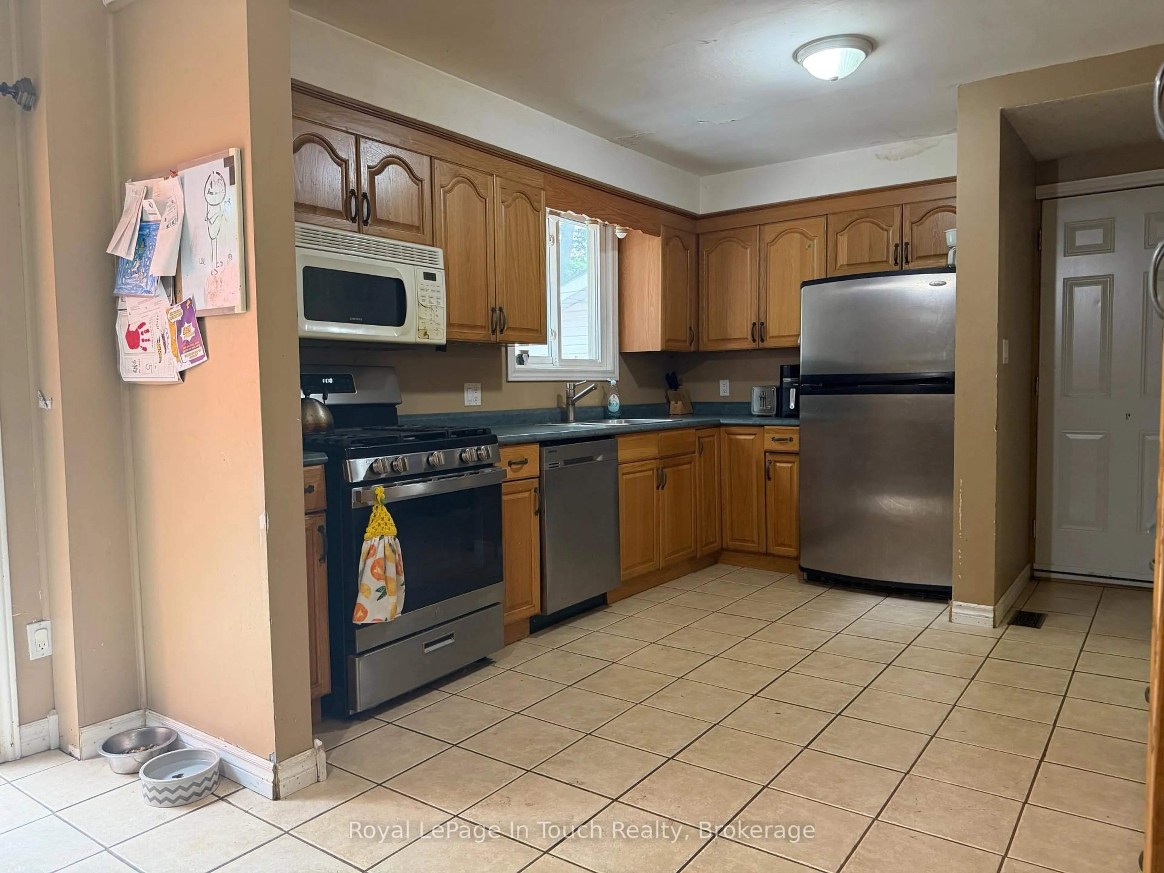 Standard kitchen, ceramic/tile floor for 111 Burke St, Penetanguishene Ontario L9M 1B2