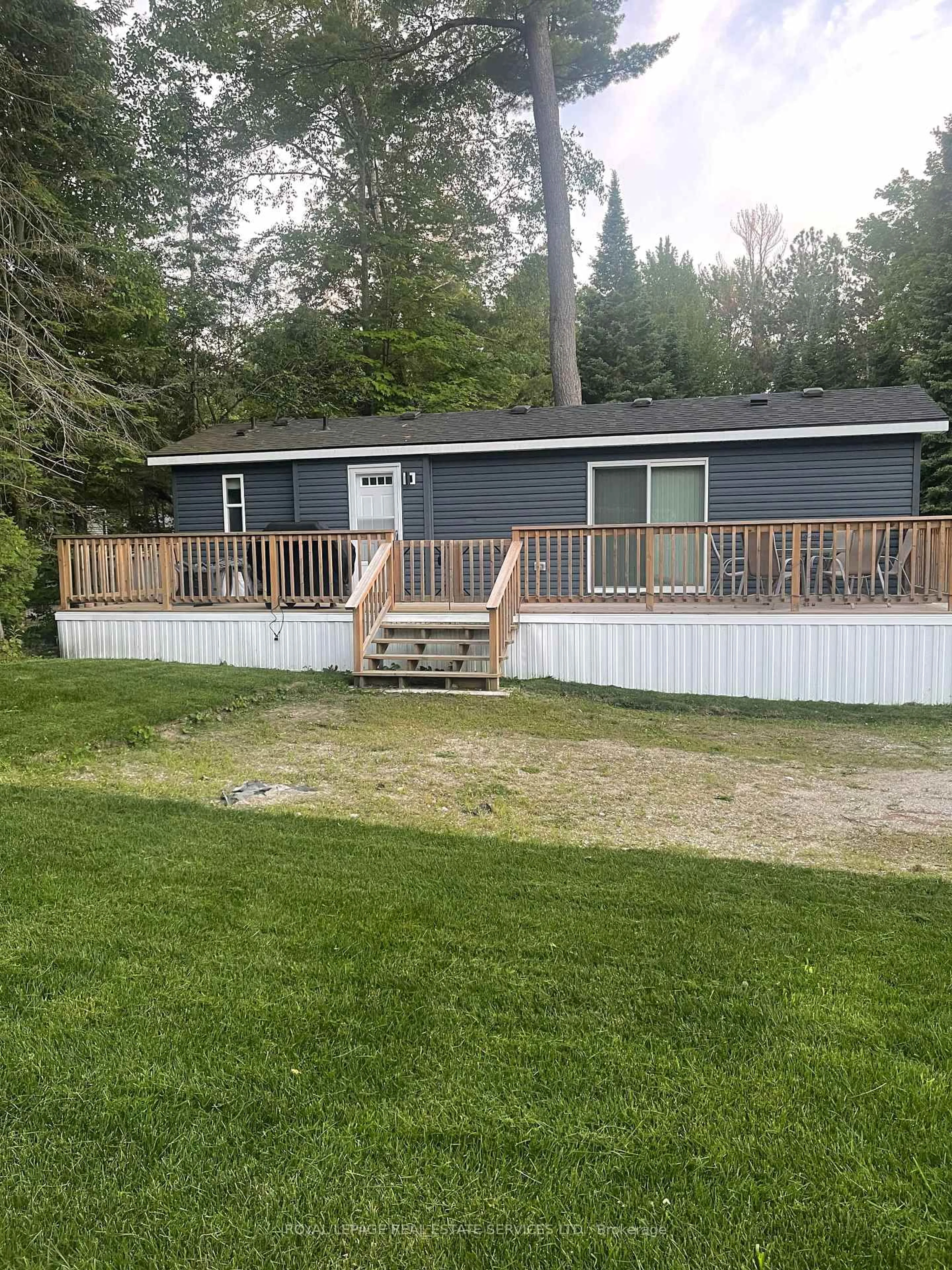 Home with vinyl exterior material, unknown for 85 Theme Park Dr, Wasaga Beach Ontario L9Z 1X7