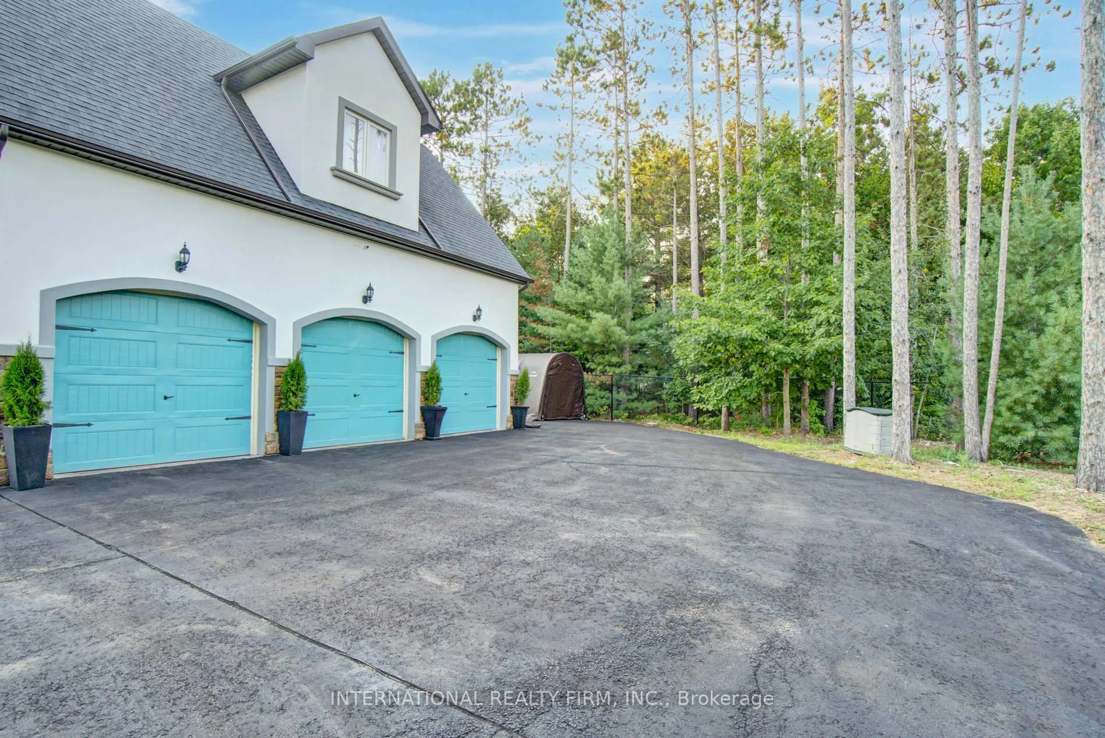 Indoor garage for 6 Pinehurst Lane, Springwater Ontario L9X 0C7