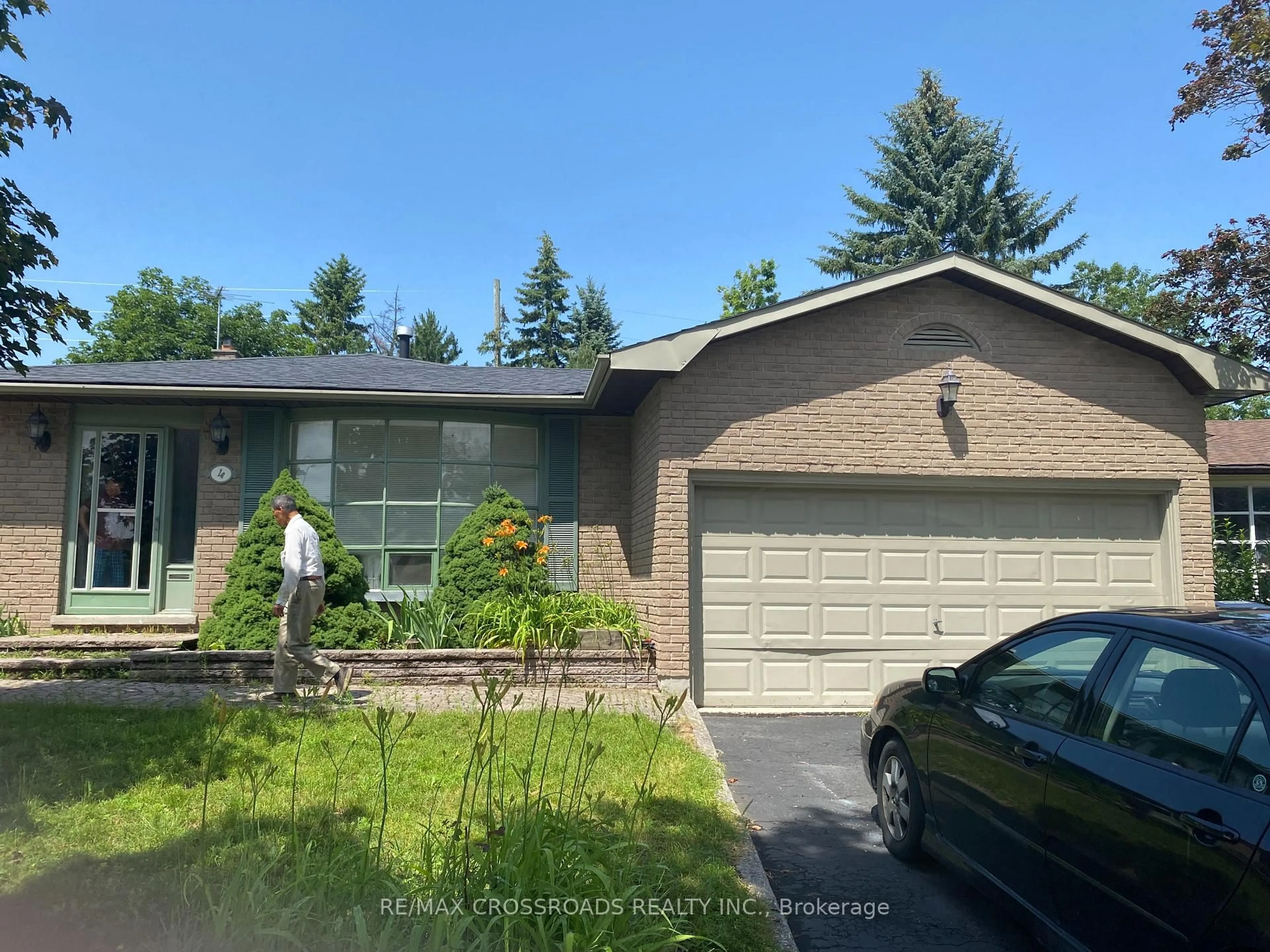 Home with vinyl exterior material, street for 4 Clarence Crt, Barrie Ontario L4M 5J8