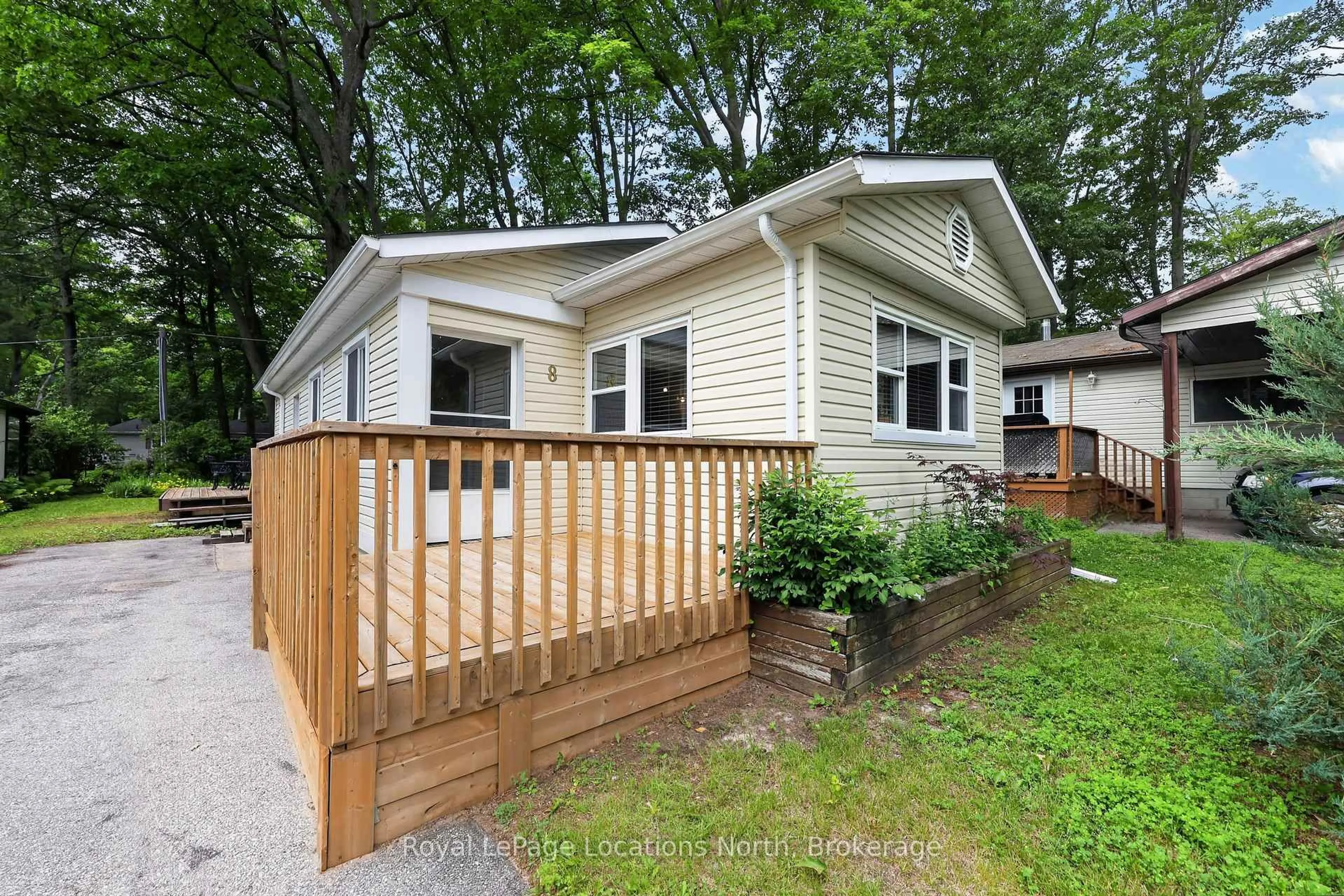 Home with vinyl exterior material, street for 8 Shaw St, Wasaga Beach Ontario L9Z 1K2