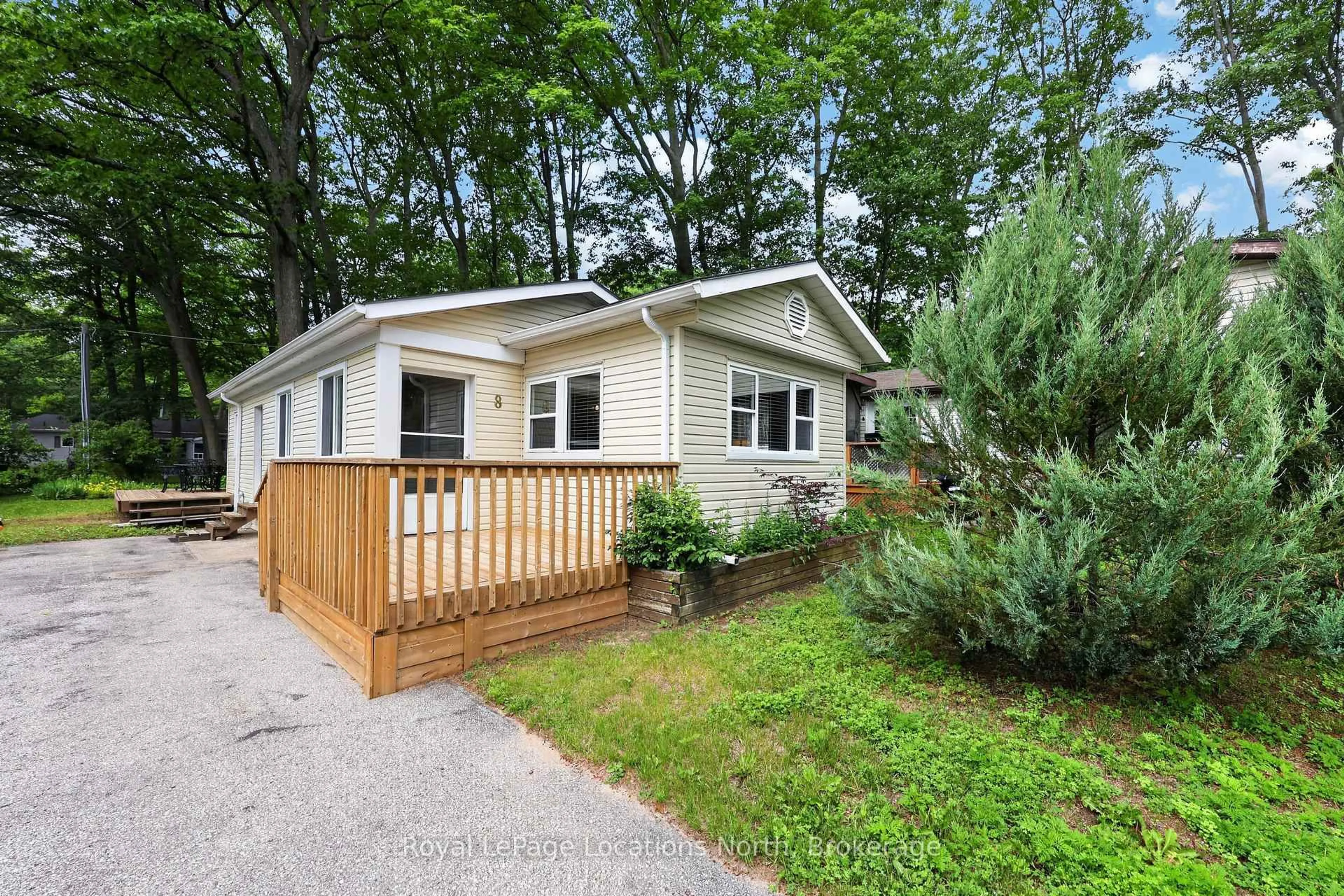 Home with vinyl exterior material, street for 8 Shaw St, Wasaga Beach Ontario L9Z 1K2