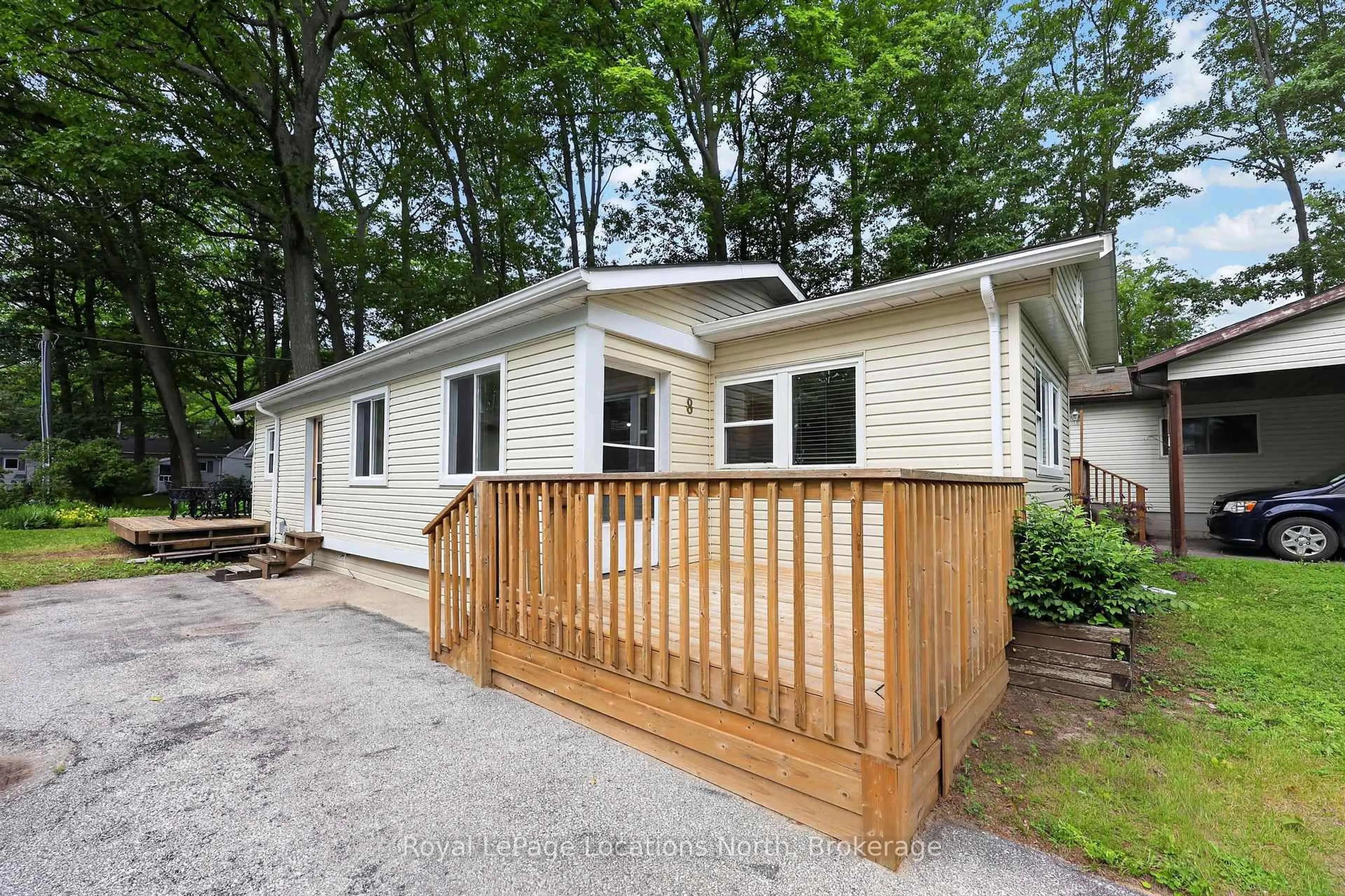 Home with vinyl exterior material, unknown for 8 Shaw St, Wasaga Beach Ontario L9Z 1K2