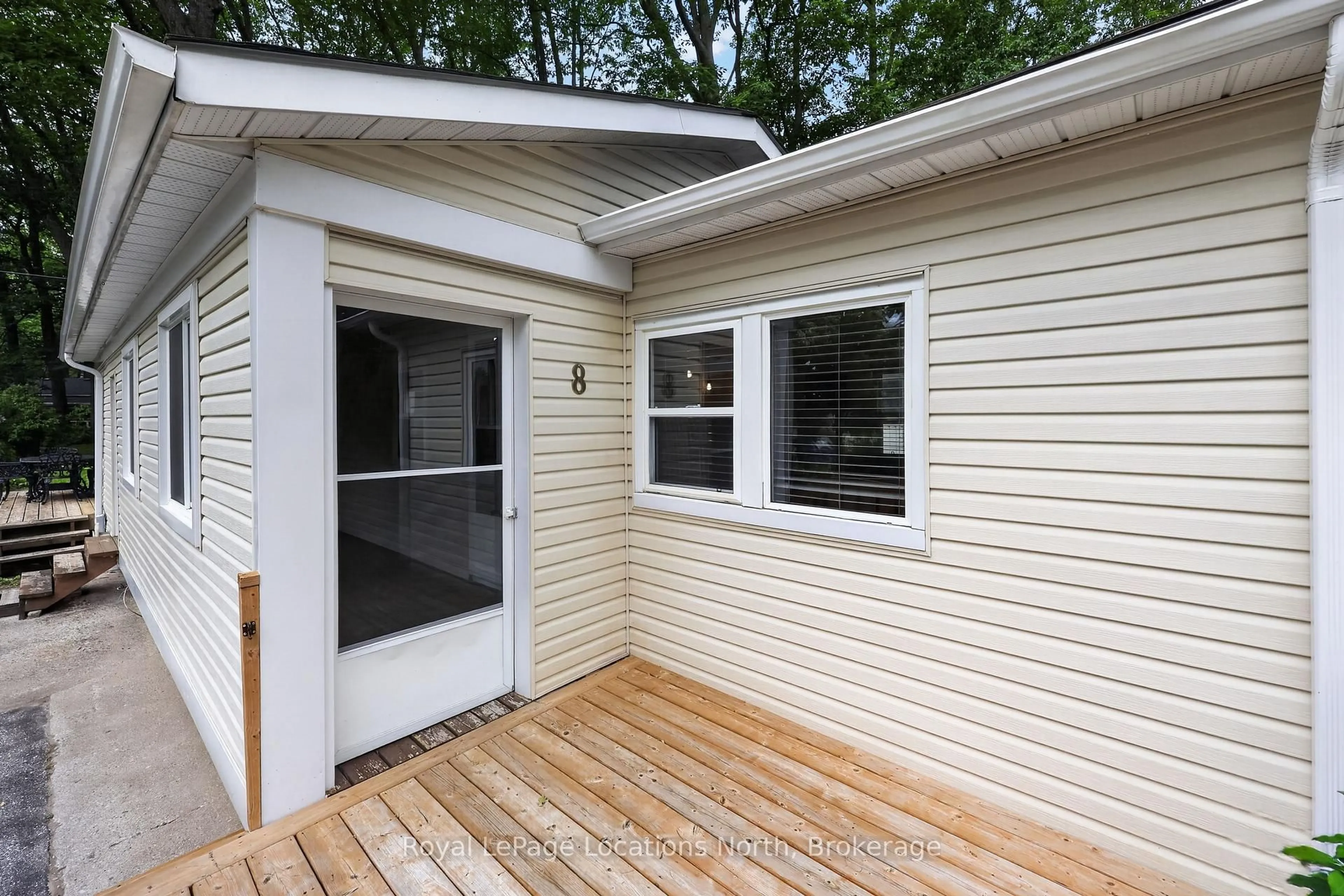 Home with vinyl exterior material, street for 8 Shaw St, Wasaga Beach Ontario L9Z 1K2