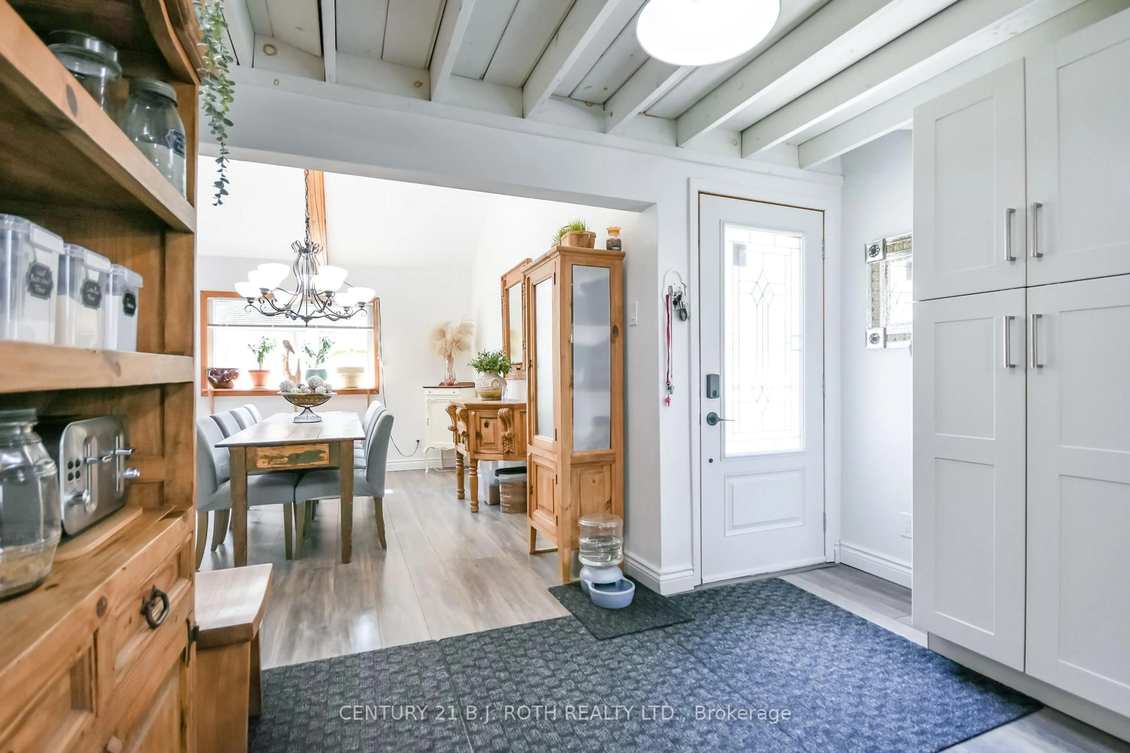 Indoor entryway for 172 Albin Rd, Tay Ontario L0K 2C0