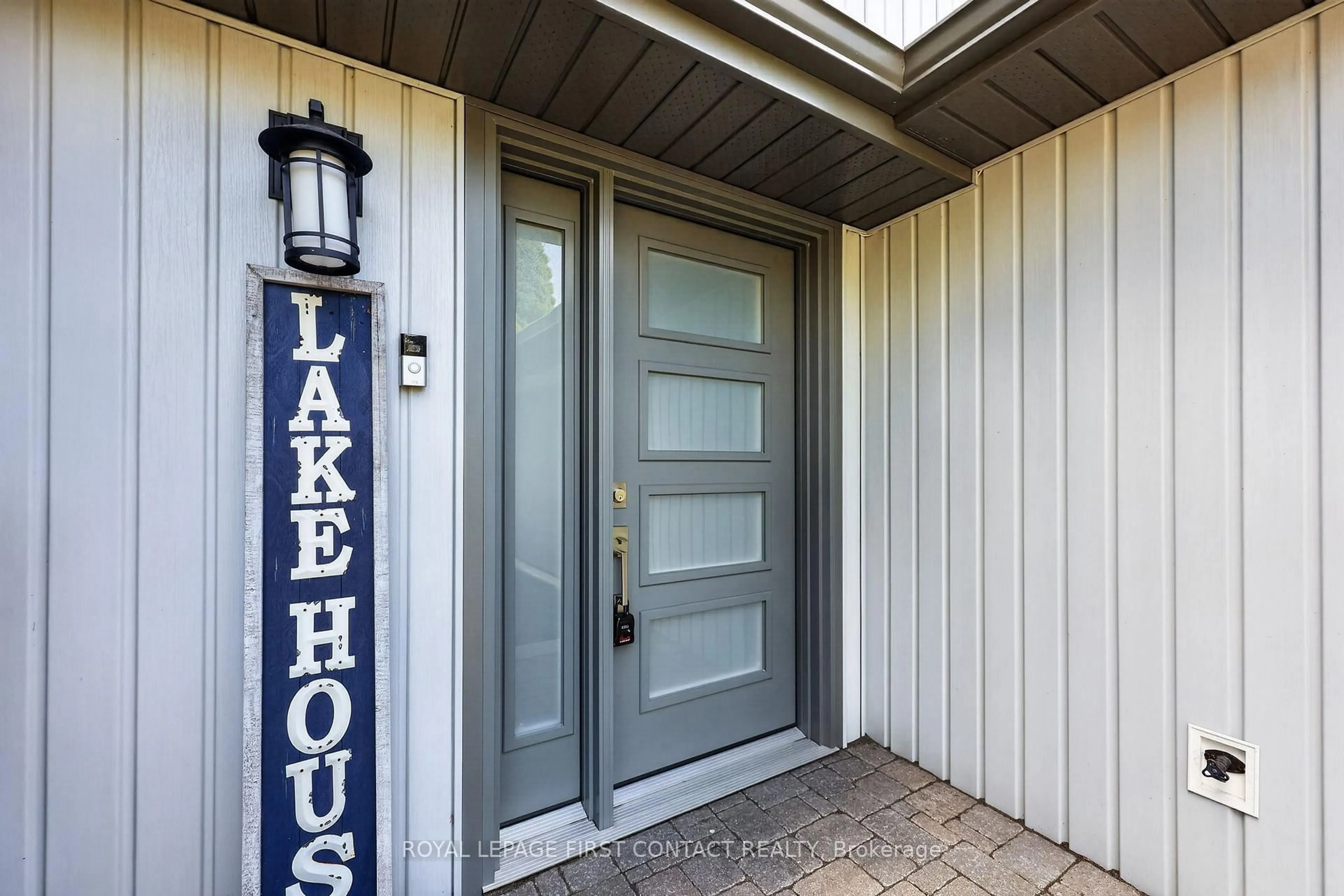 Indoor entryway for 167 Lakeshore Rd, Oro-Medonte Ontario L0L 2E0