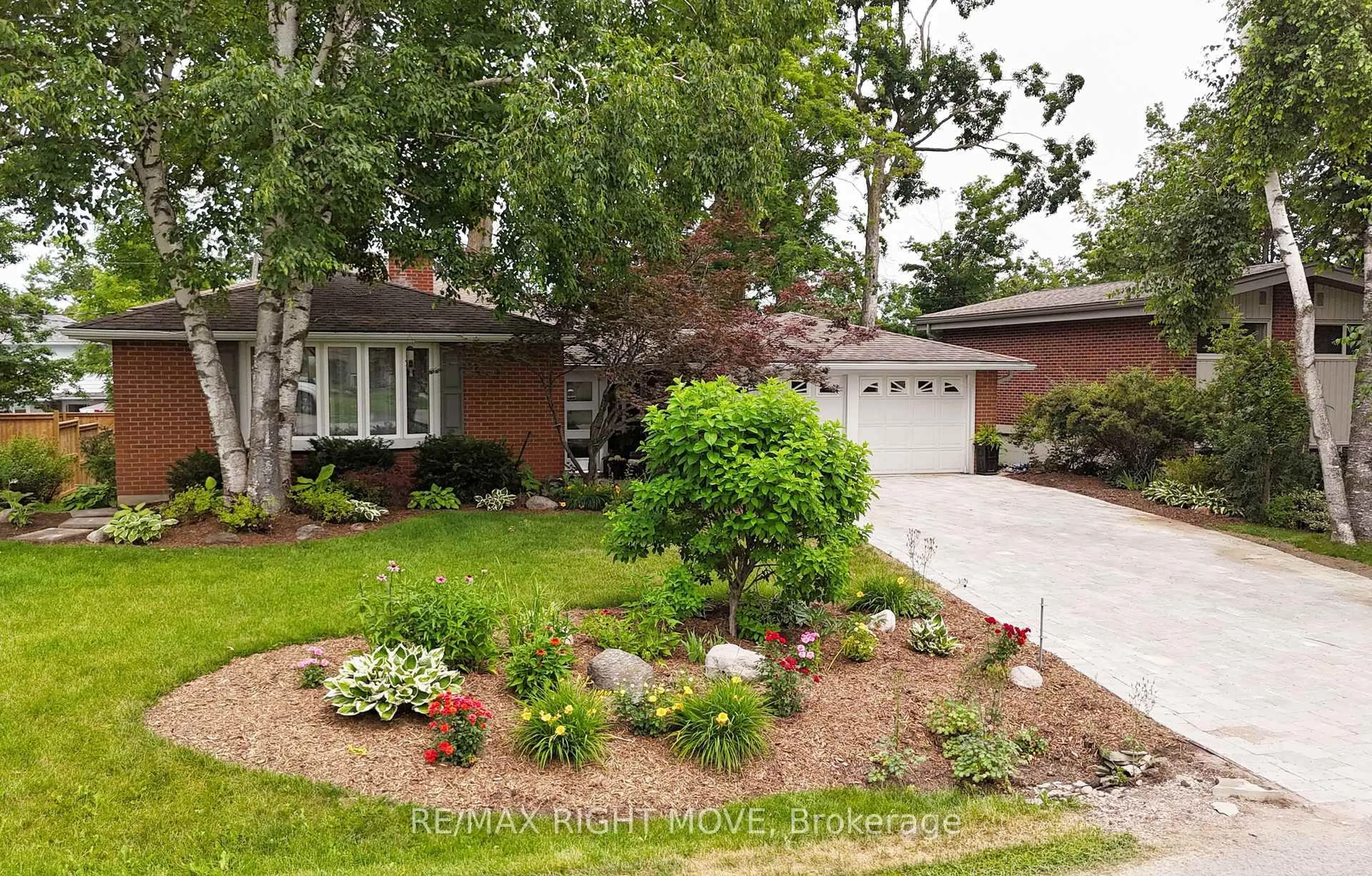 Home with brick exterior material, street for 434 Highland Ave, Orillia Ontario L3V 4E7