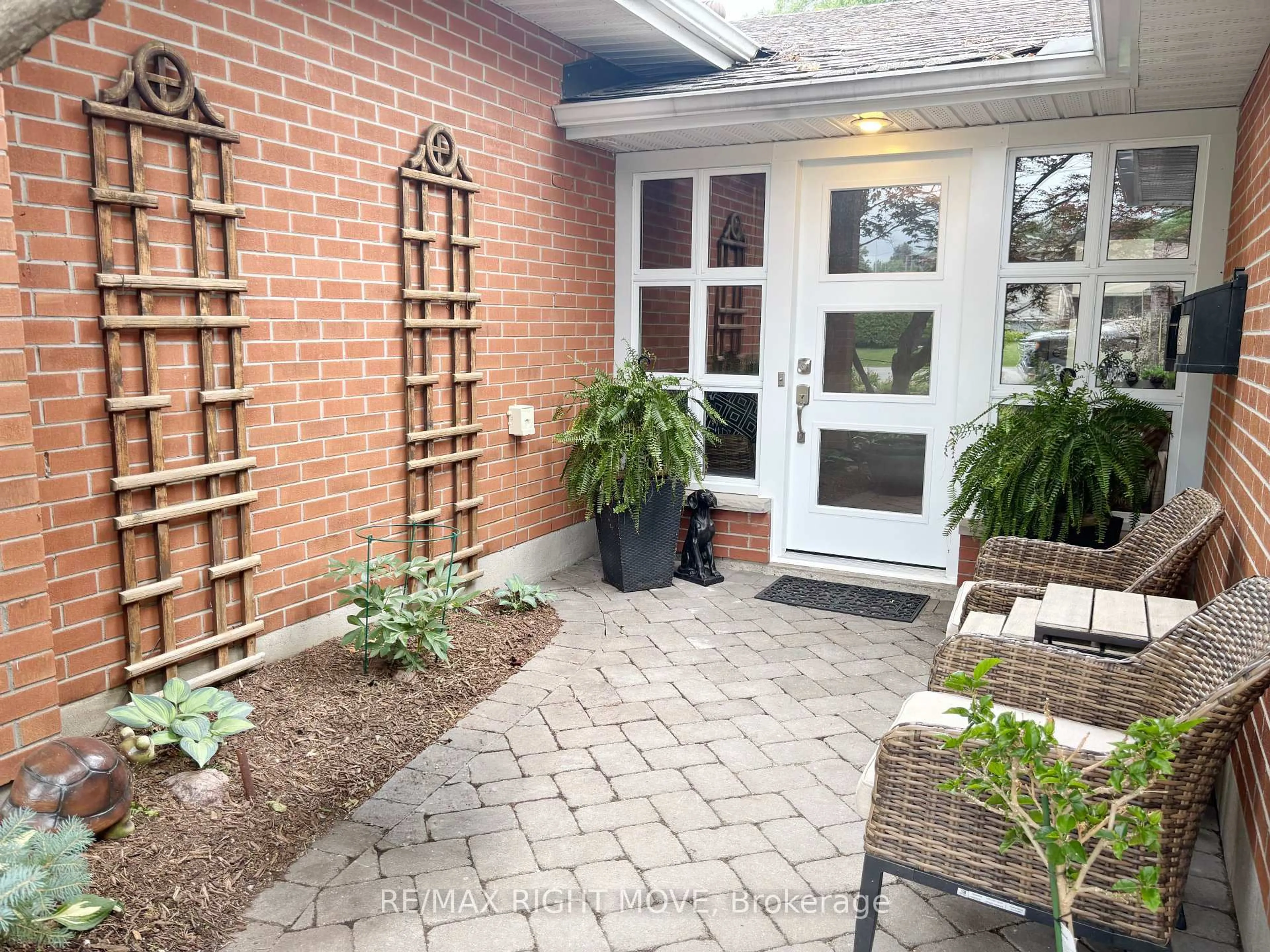 Patio, street for 434 Highland Ave, Orillia Ontario L3V 4E7