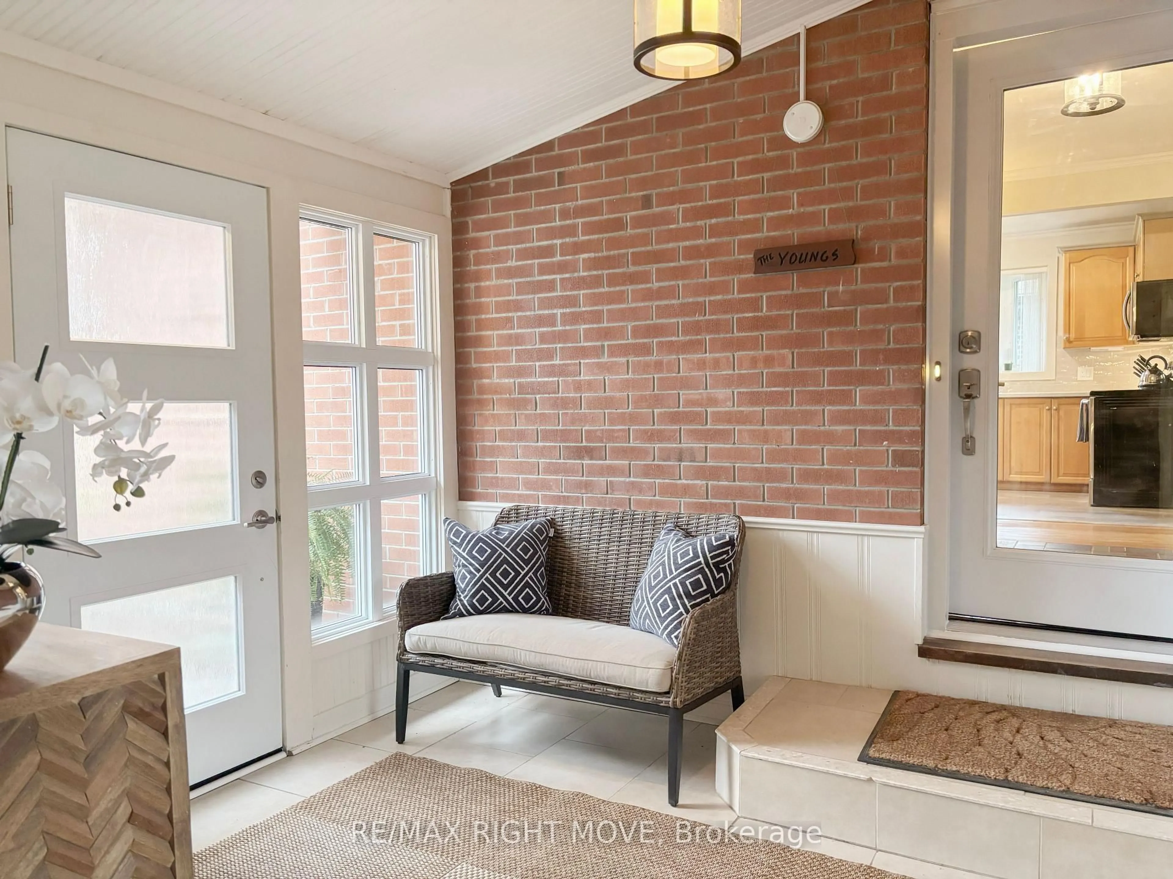 Indoor entryway for 434 Highland Ave, Orillia Ontario L3V 4E7