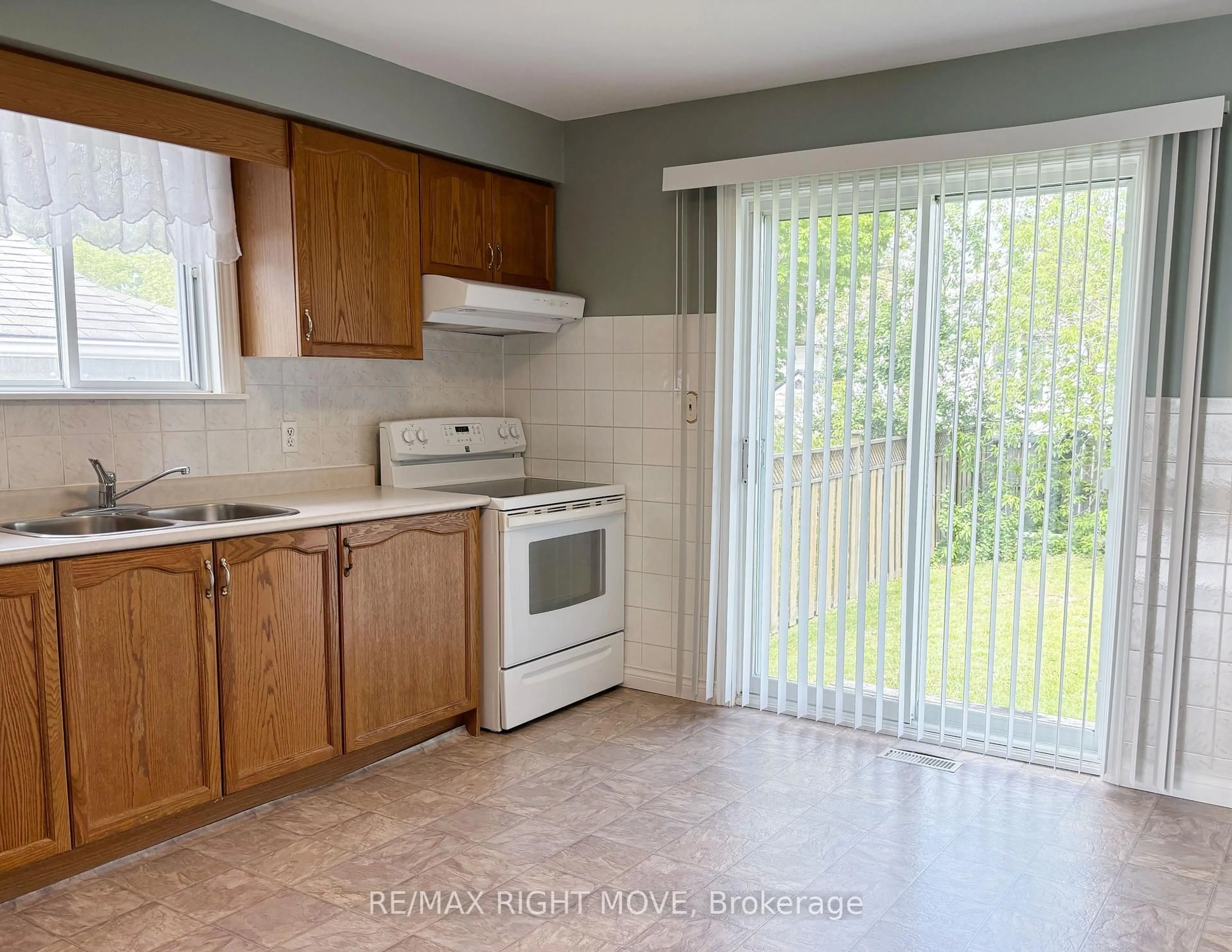 Standard kitchen, unknown for 20 CHRISTINE Pl, Orillia Ontario L3V 7P1