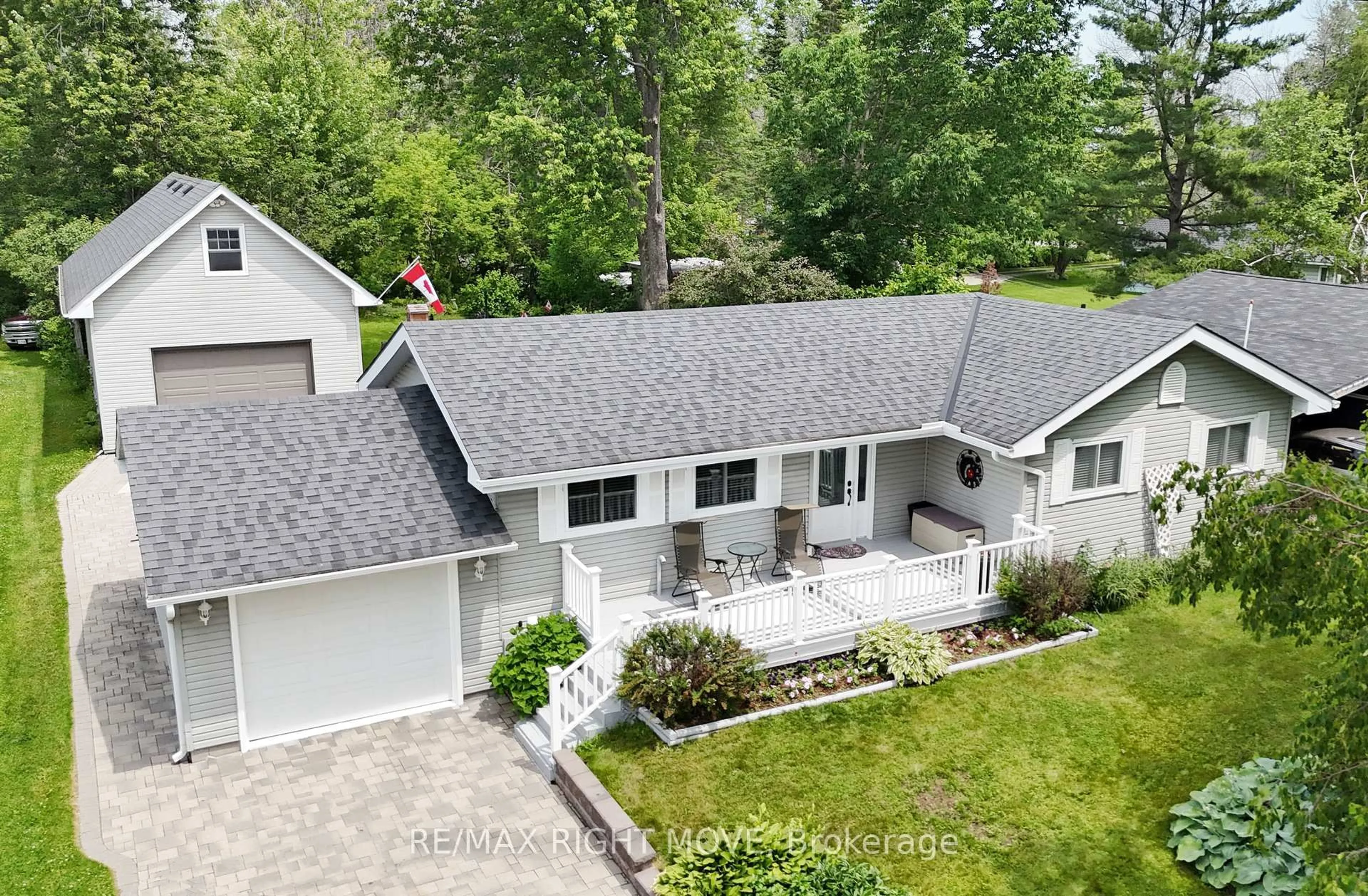 A pic from outside/outdoor area/front of a property/back of a property/a pic from drone, unknown for 3705 Shadow Creek Rd, Severn Ontario L3V 6H3