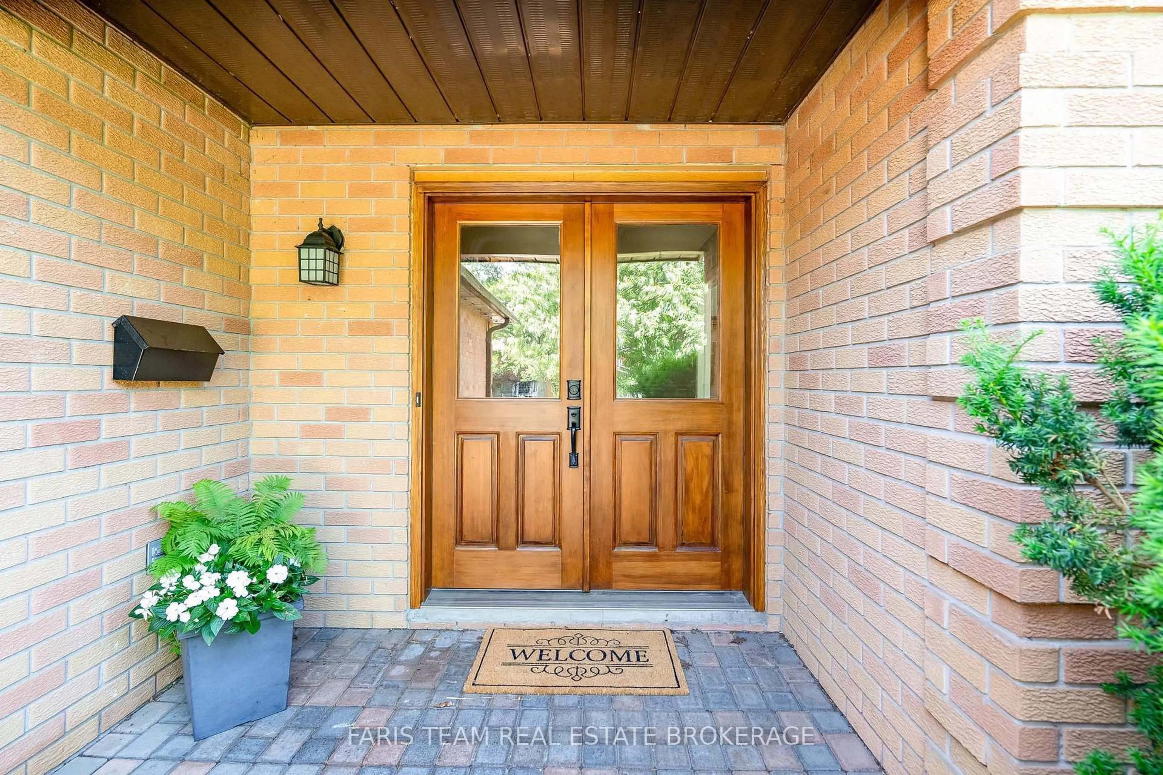 Indoor entryway for 55 Oakridge Dr, Barrie Ontario L4N 5N6