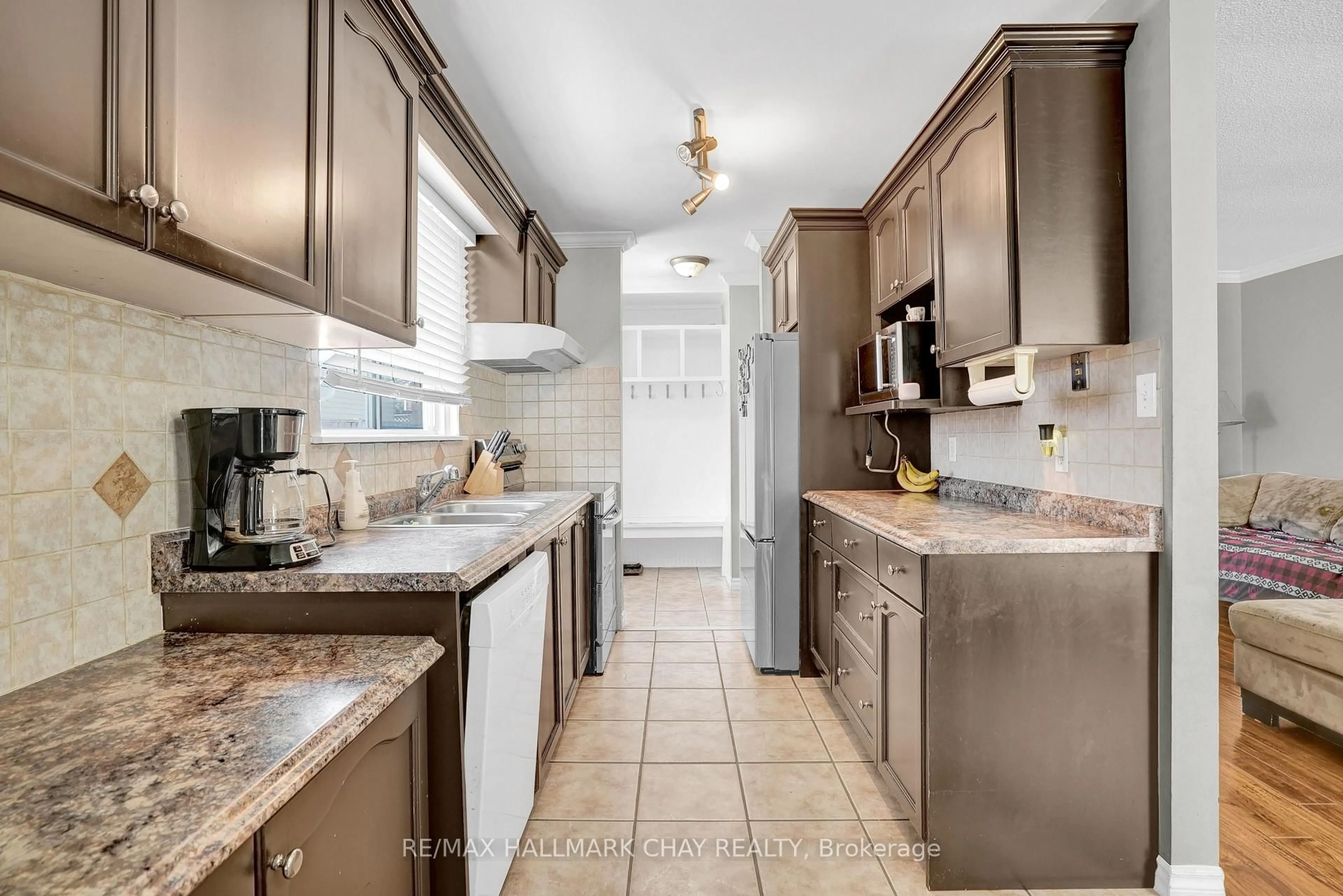 Unknown for 16 Austen Lane, Barrie Ontario L4N 4V1