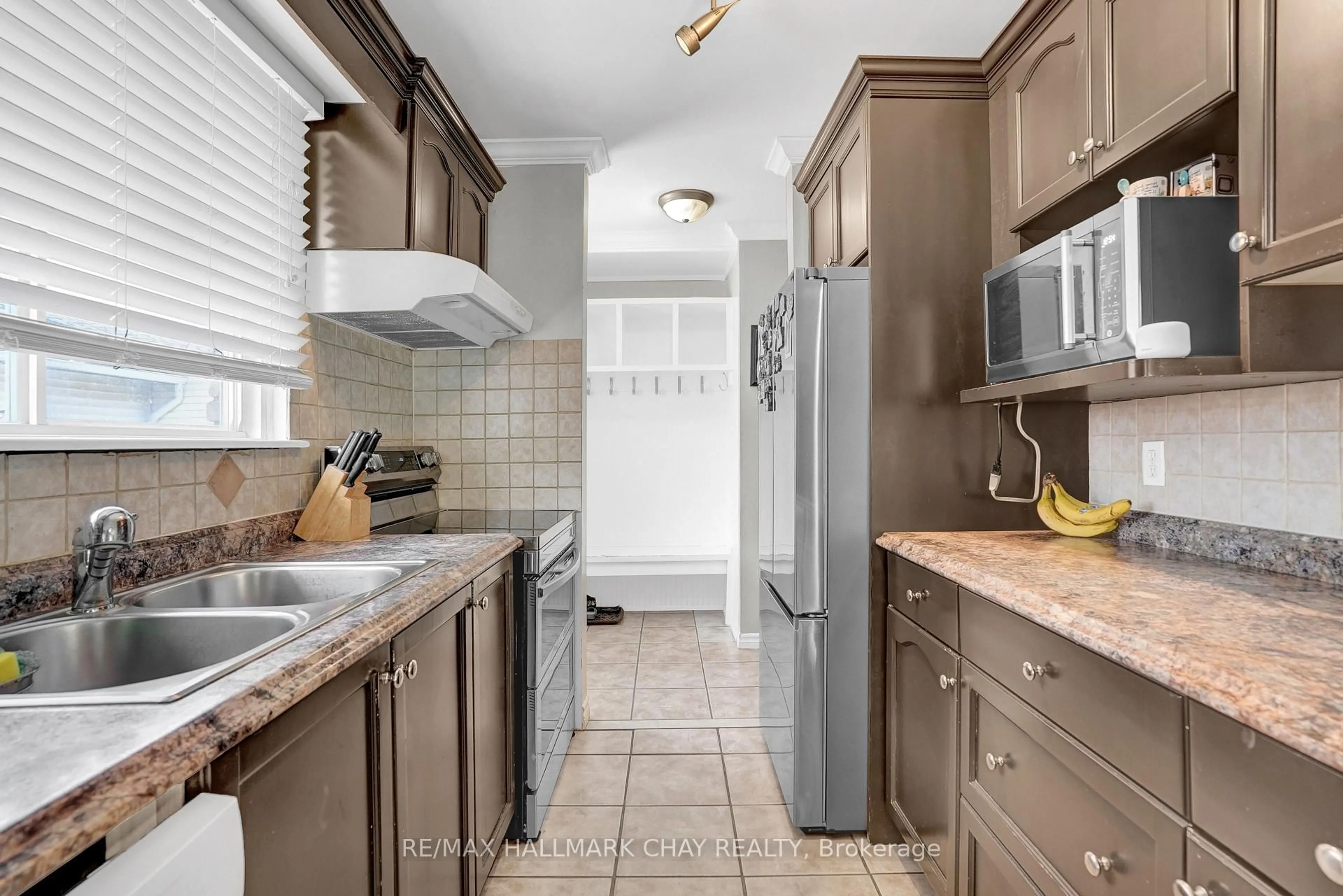 Standard kitchen, ceramic/tile floor for 16 Austen Lane, Barrie Ontario L4N 4V1