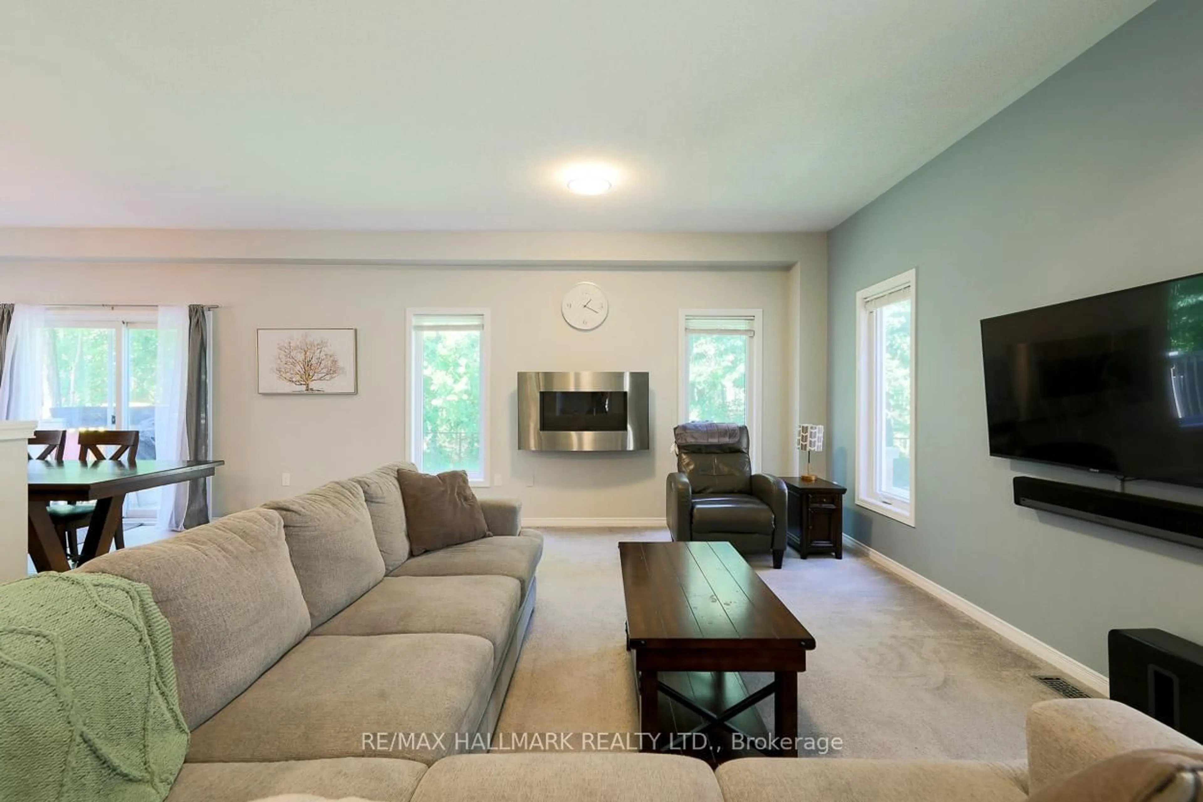 Living room with furniture, unknown for 255 DIANA Dr, Orillia Ontario L3V 0E2