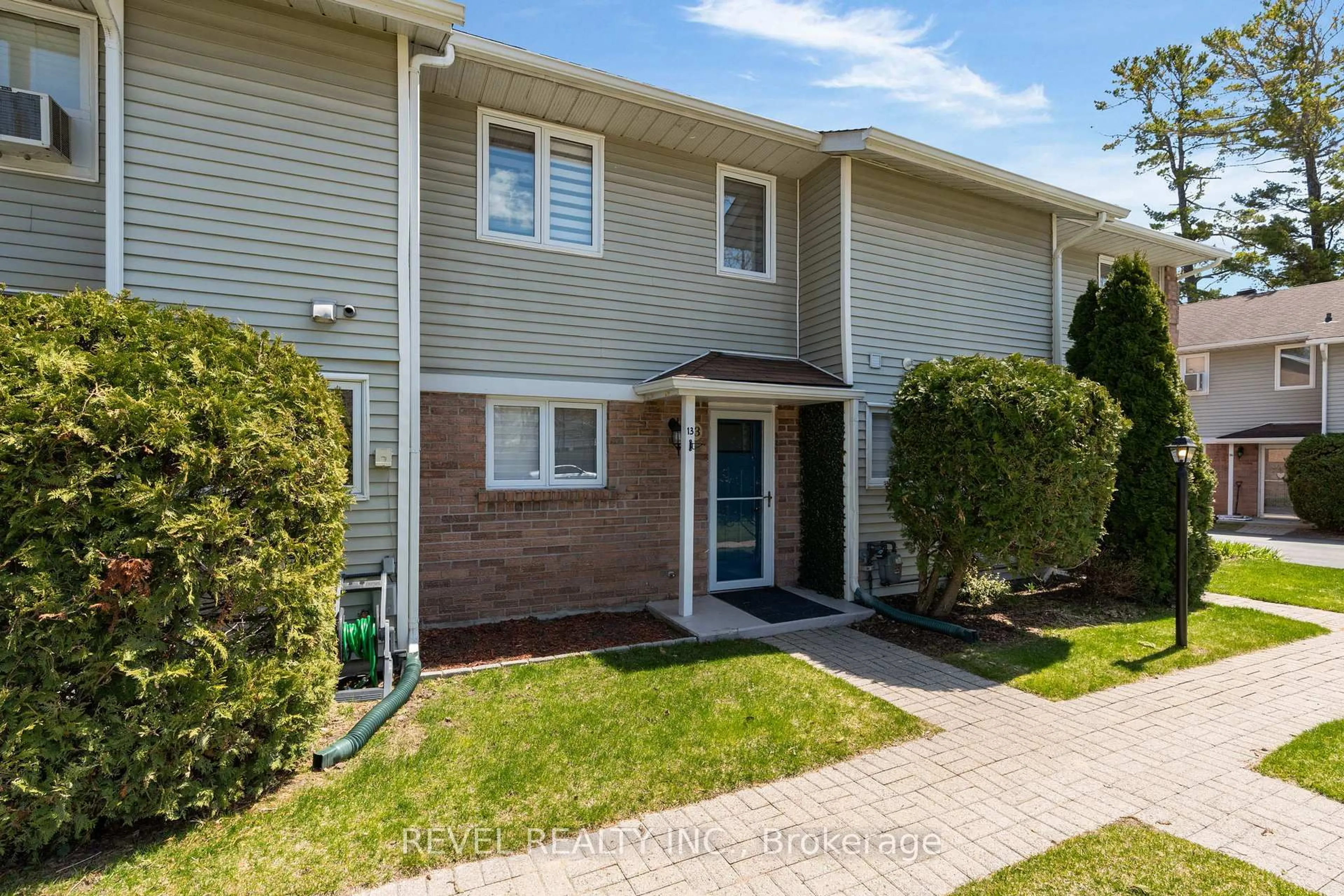 Home with vinyl exterior material, street for 39 28th St #13, Wasaga Beach Ontario L9Z 2E4