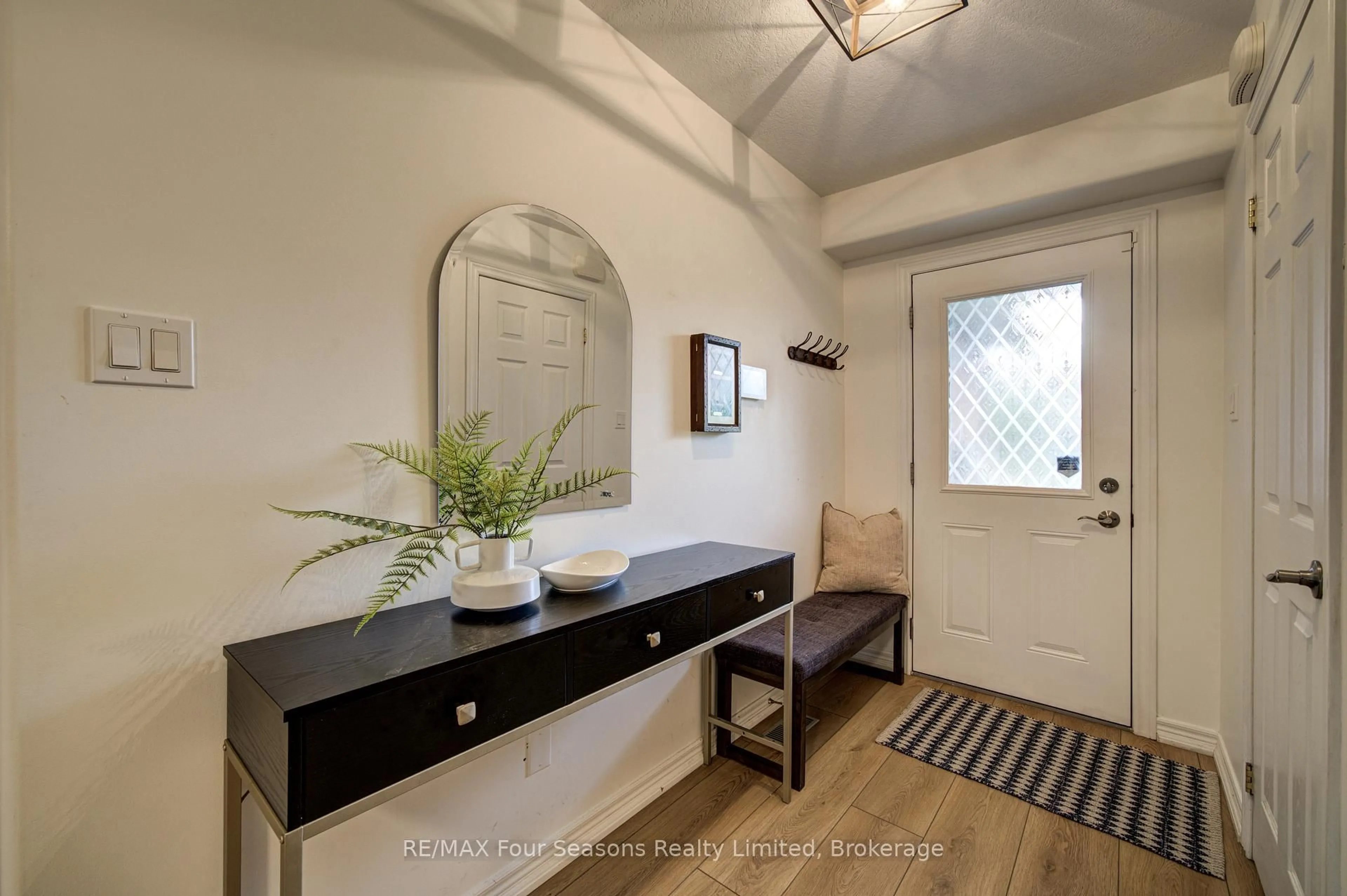 Indoor entryway for 60 Barr St, Collingwood Ontario L9Y 0E6