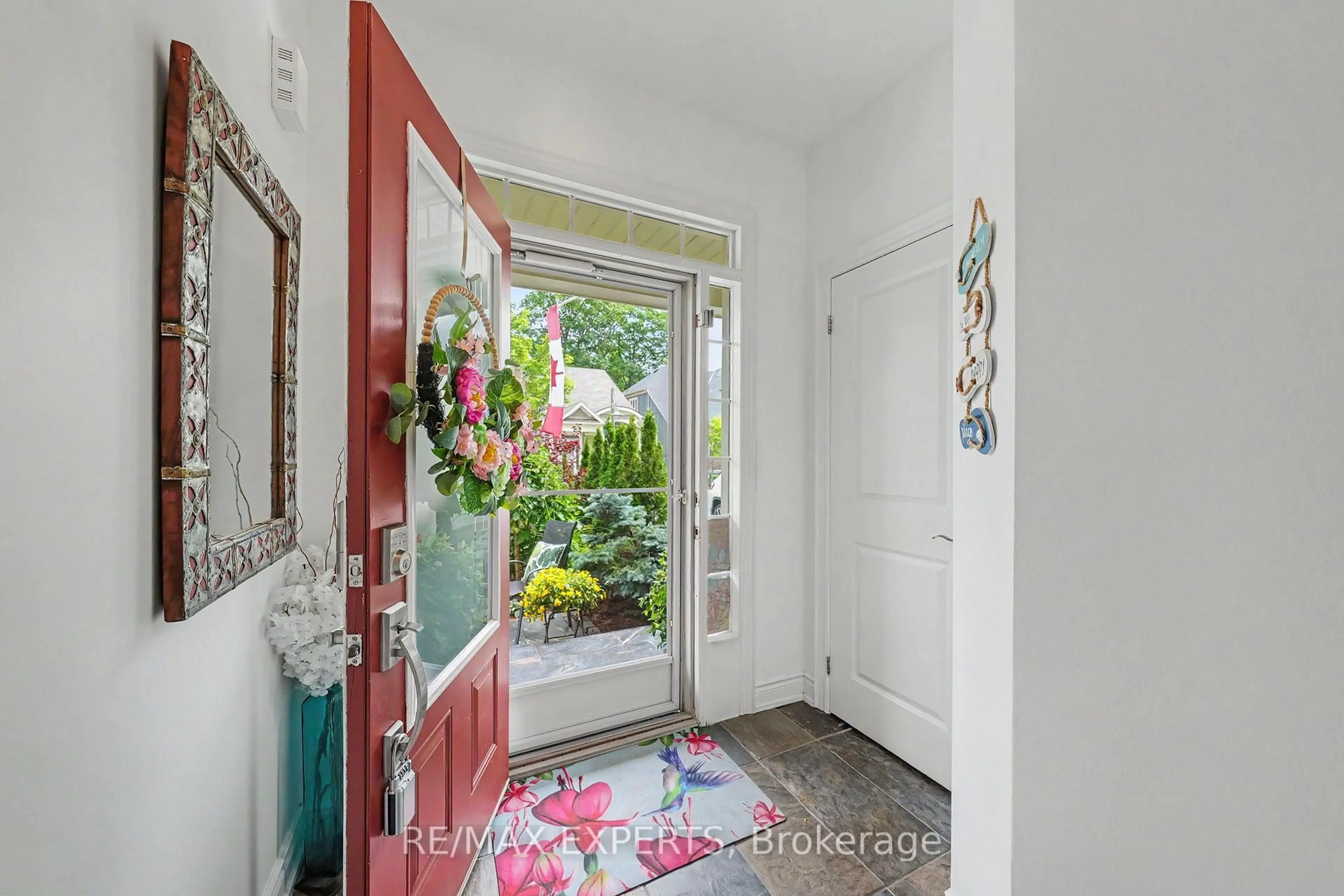 Indoor entryway for 58 Savannah Cres, Wasaga Beach Ontario L9Z 0E7