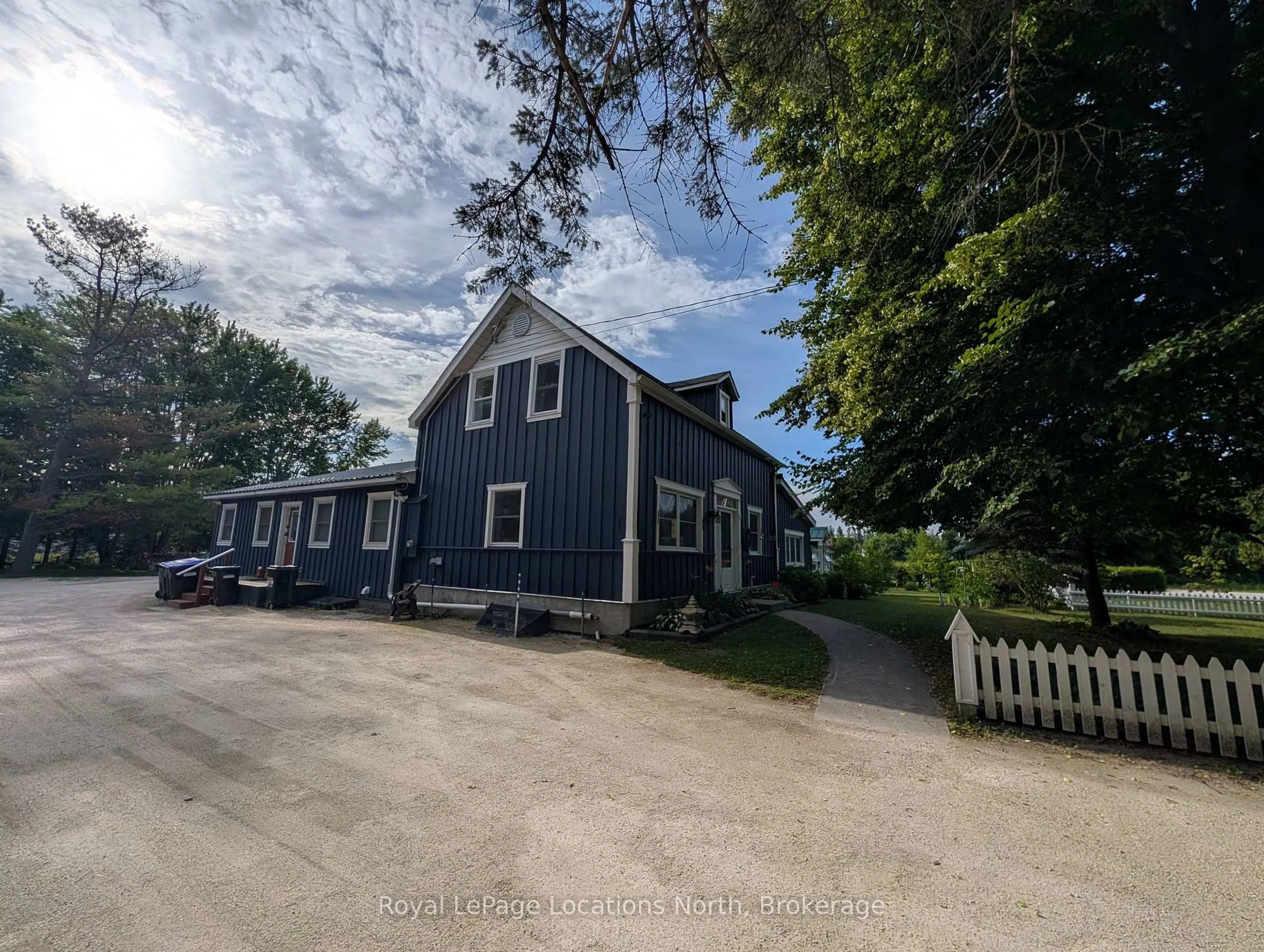 A pic from outside/outdoor area/front of a property/back of a property/a pic from drone, street for 236 PHILLIPS St, Clearview Ontario L0M 1S0