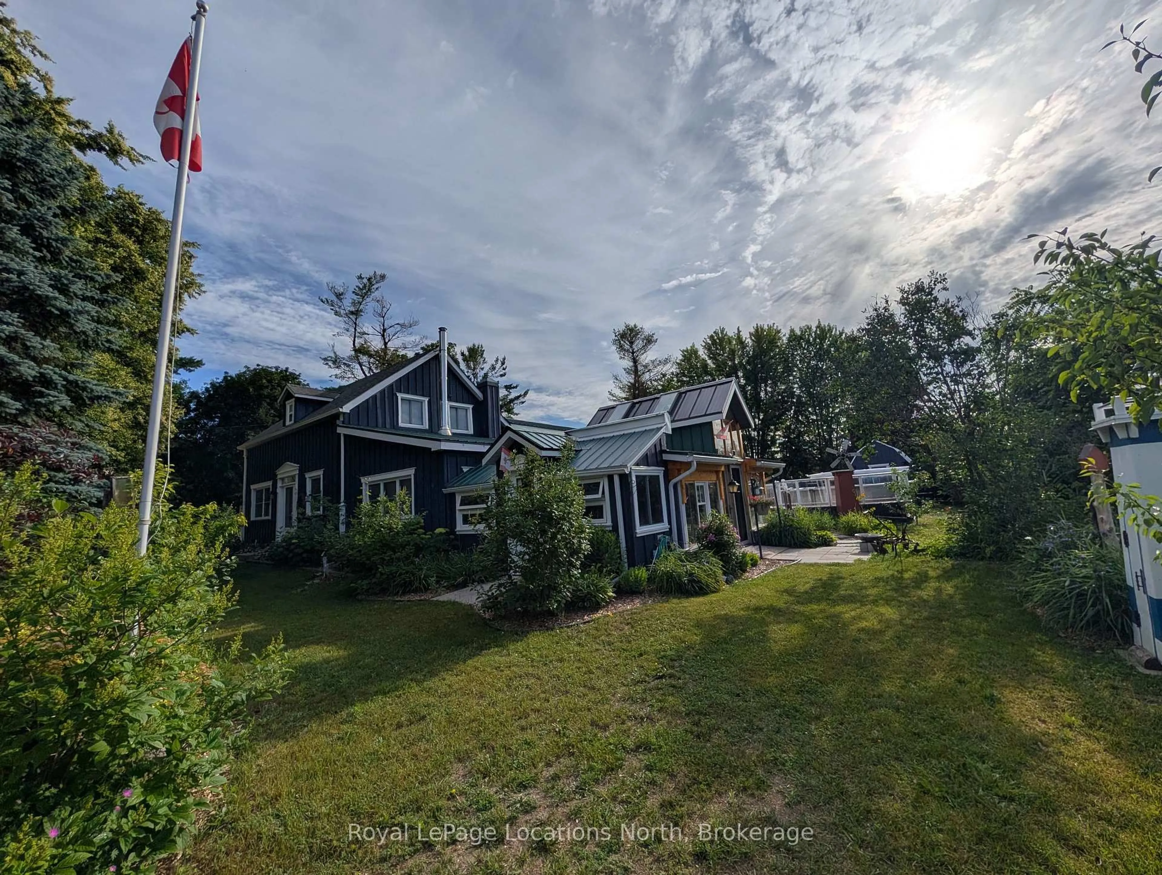 A pic from outside/outdoor area/front of a property/back of a property/a pic from drone, street for 236 PHILLIPS St, Clearview Ontario L0M 1S0