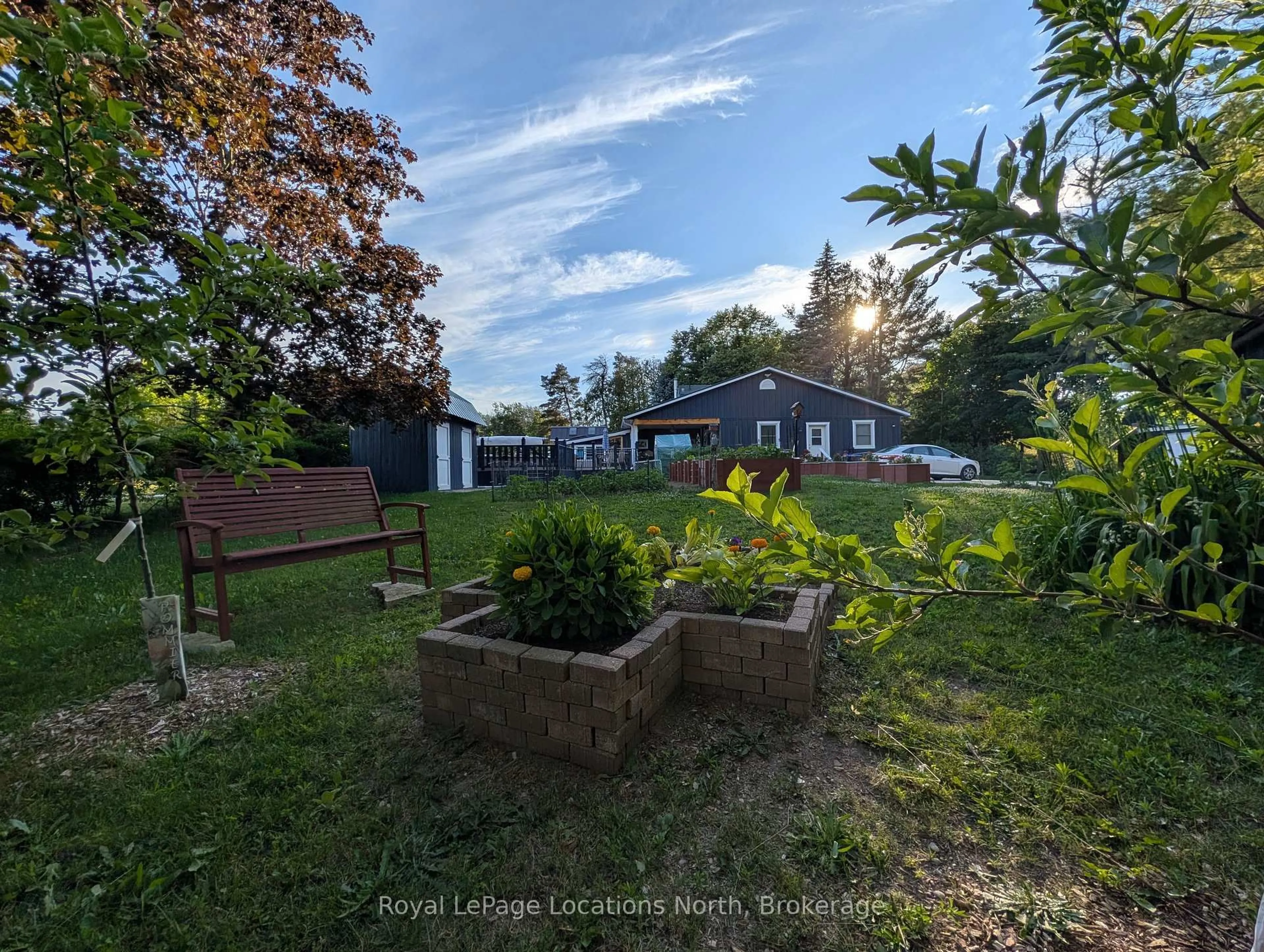 A pic from outside/outdoor area/front of a property/back of a property/a pic from drone, unknown for 236 PHILLIPS St, Clearview Ontario L0M 1S0