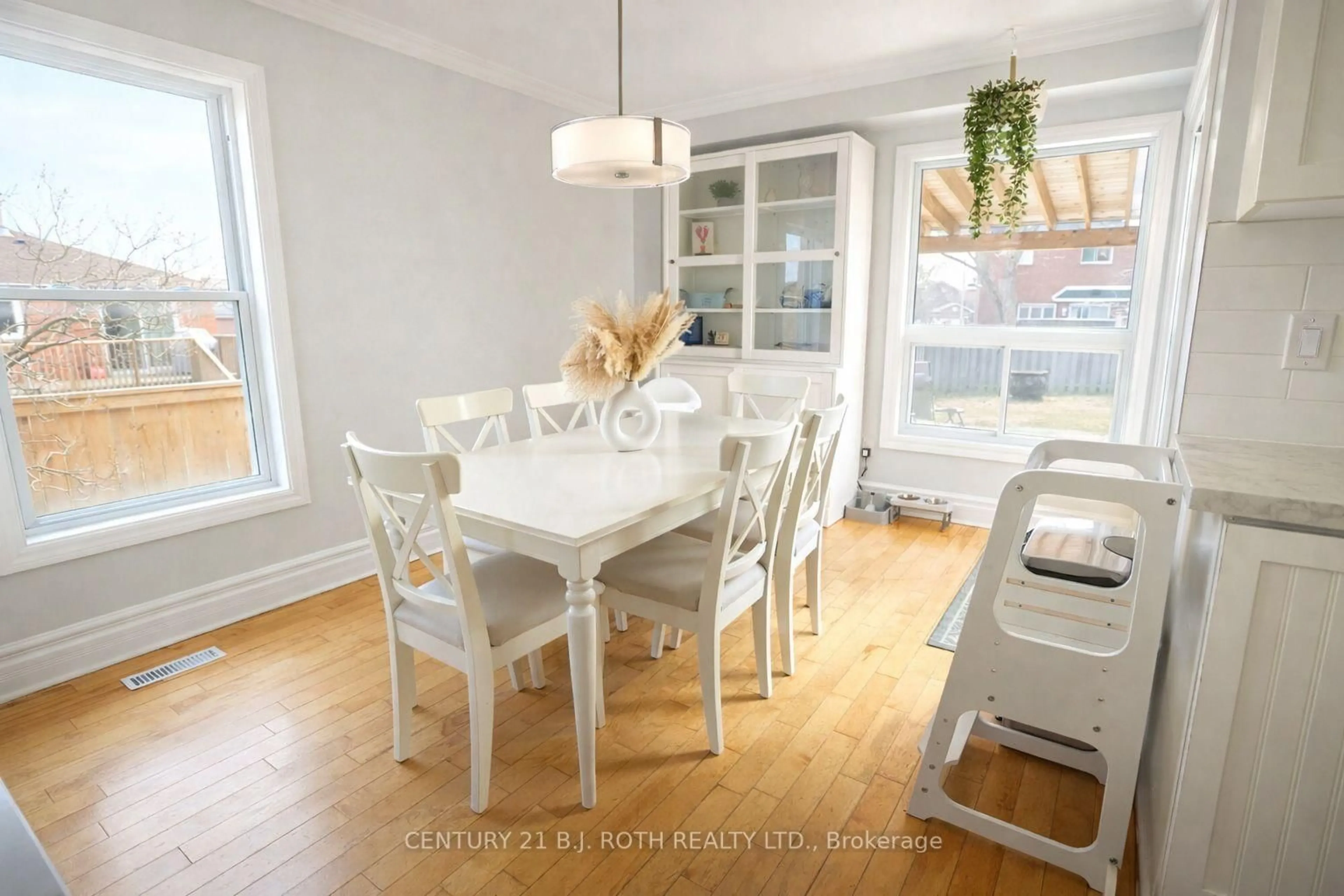 Dining room, wood/laminate floor for 9 Laidlaw Dr, Barrie Ontario L4N 7S1