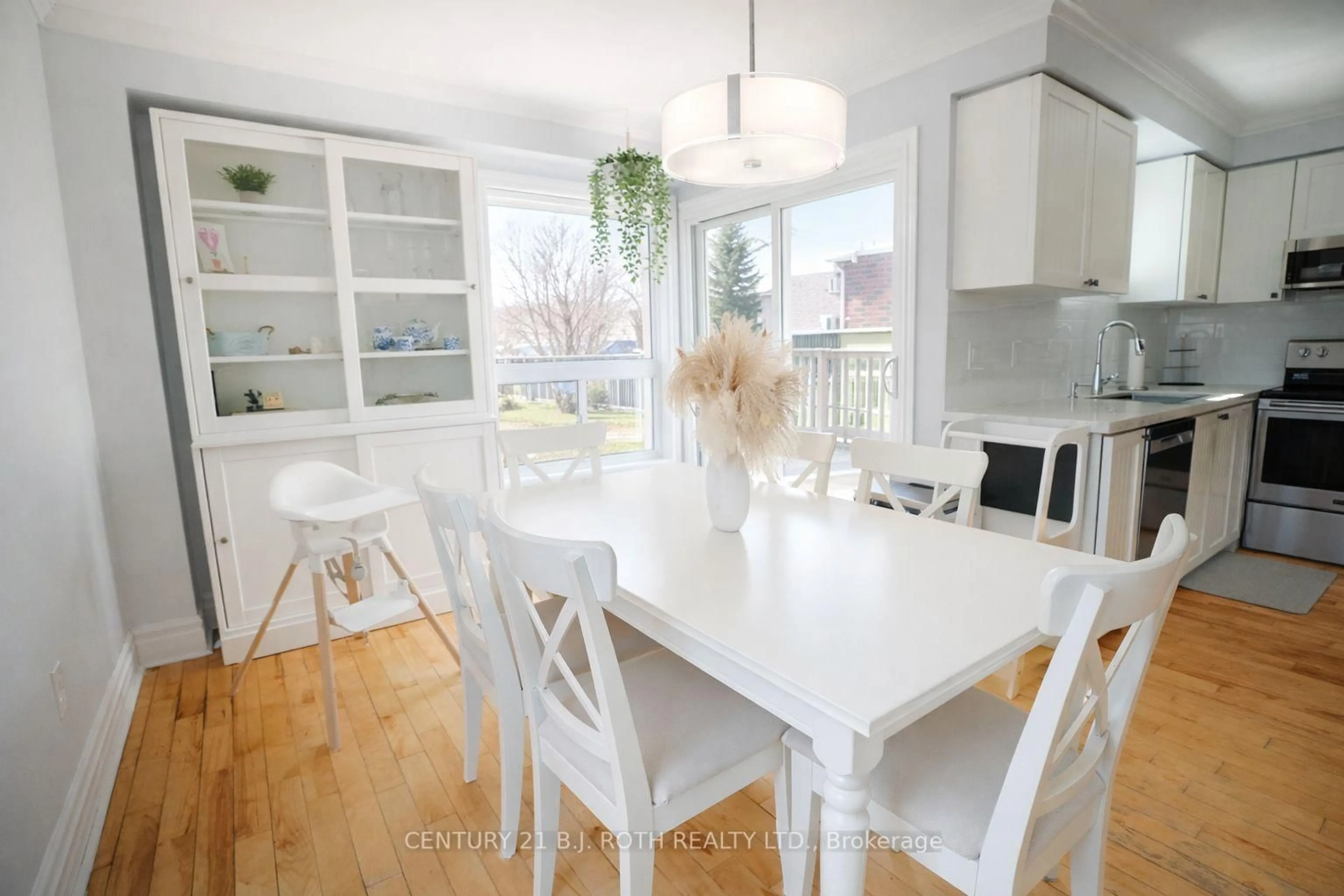 Open concept kitchen, wood/laminate floor for 9 Laidlaw Dr, Barrie Ontario L4N 7S1