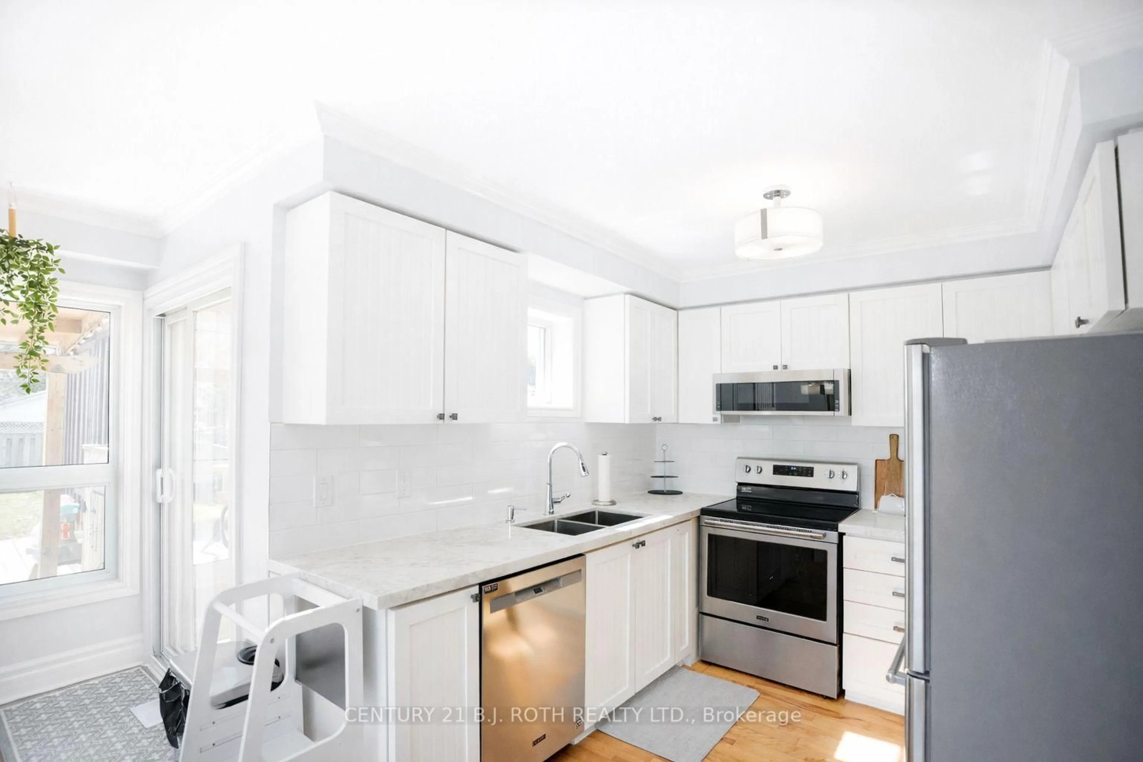 Standard kitchen, unknown for 9 Laidlaw Dr, Barrie Ontario L4N 7S1