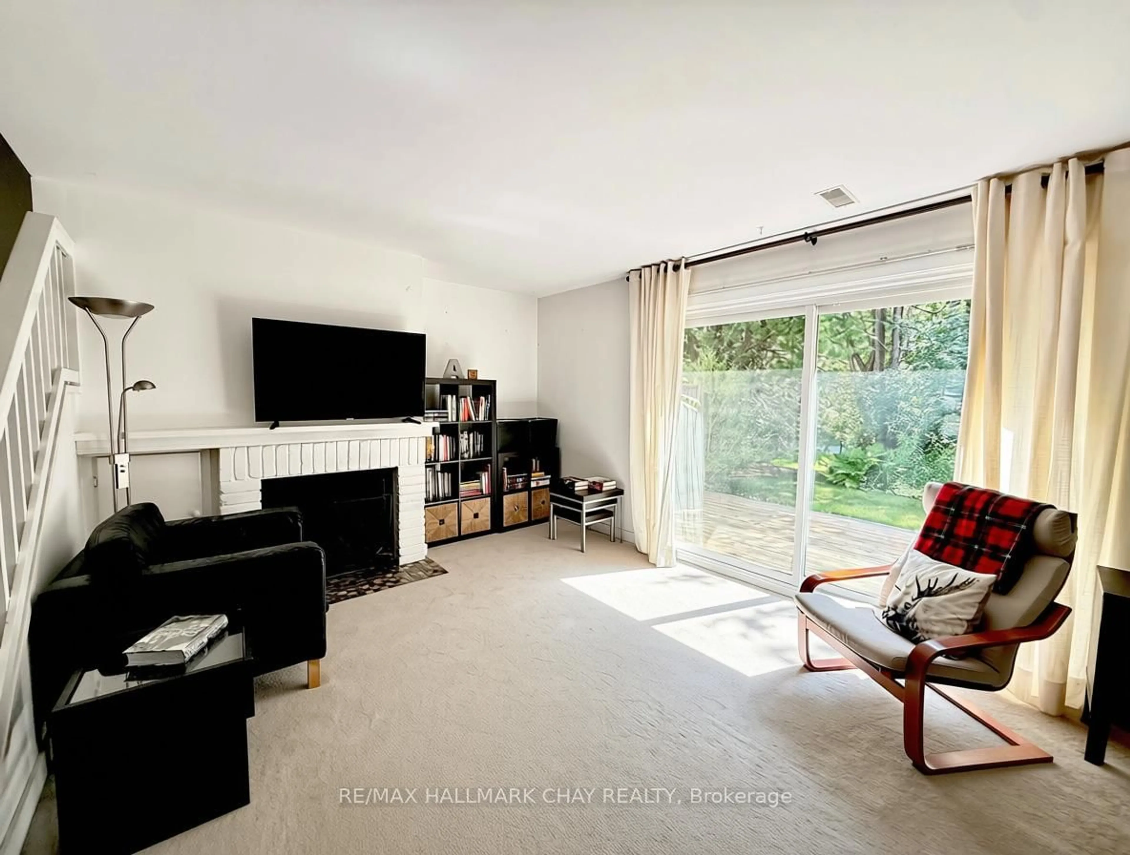 Living room with furniture, unknown for 128 Escarpment Cres #18, Collingwood Ontario L9Y 5B4