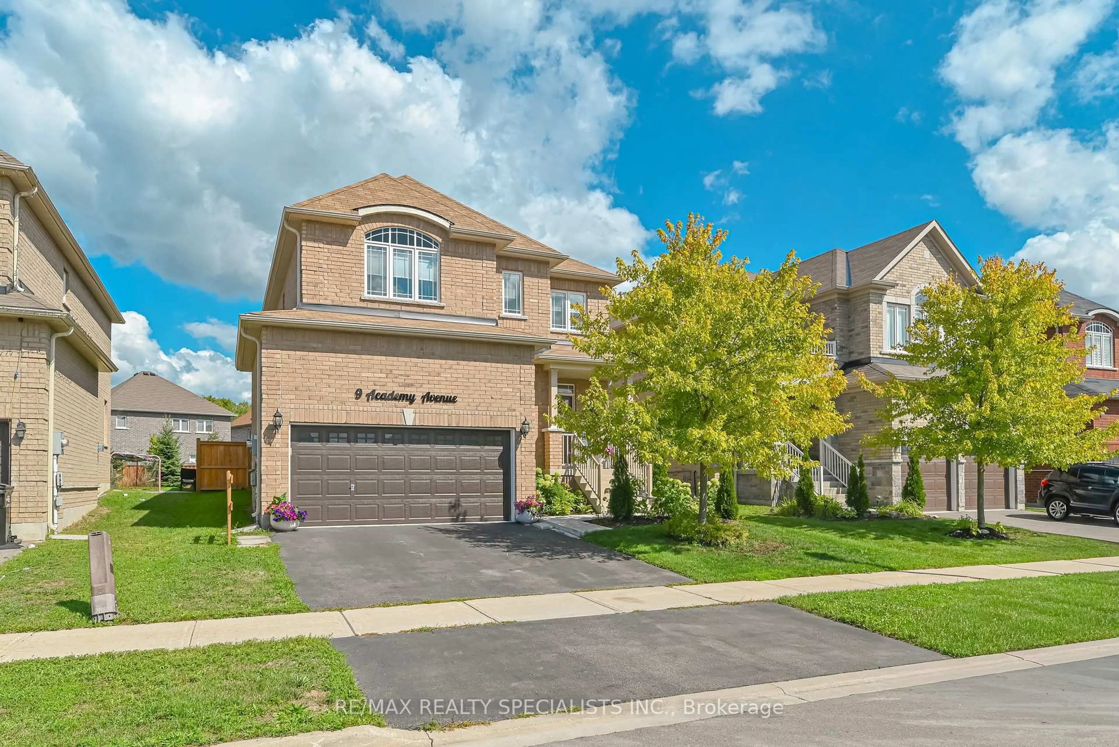 Home with brick exterior material, street for 9 Academy Ave, Wasaga Beach Ontario L9Z 1J4