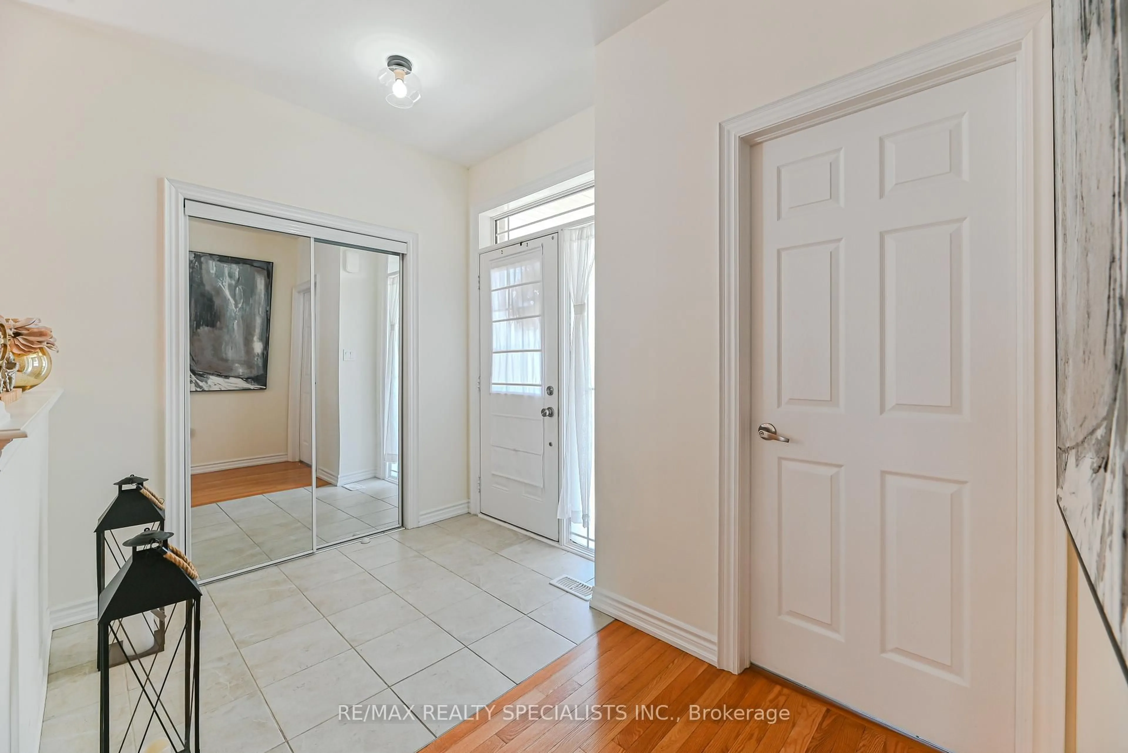 Indoor entryway for 9 Academy Ave, Wasaga Beach Ontario L9Z 1J4