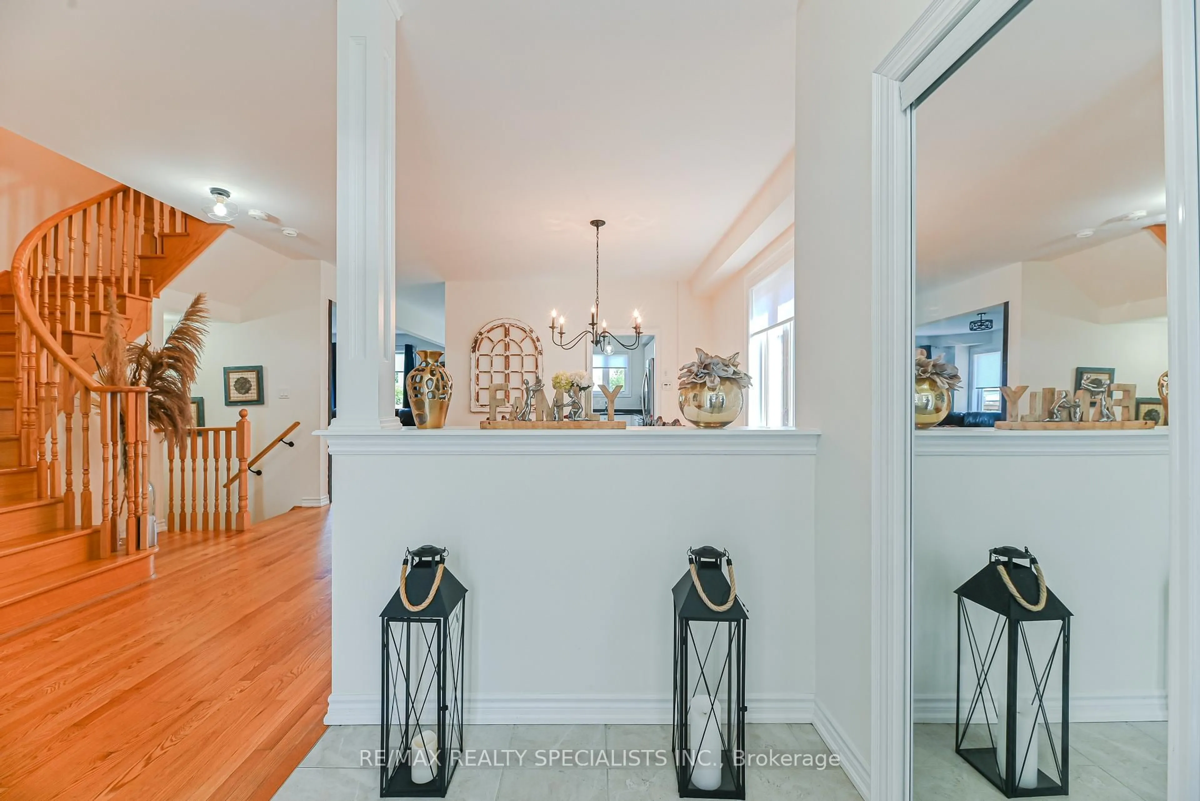 Indoor entryway for 9 Academy Ave, Wasaga Beach Ontario L9Z 1J4