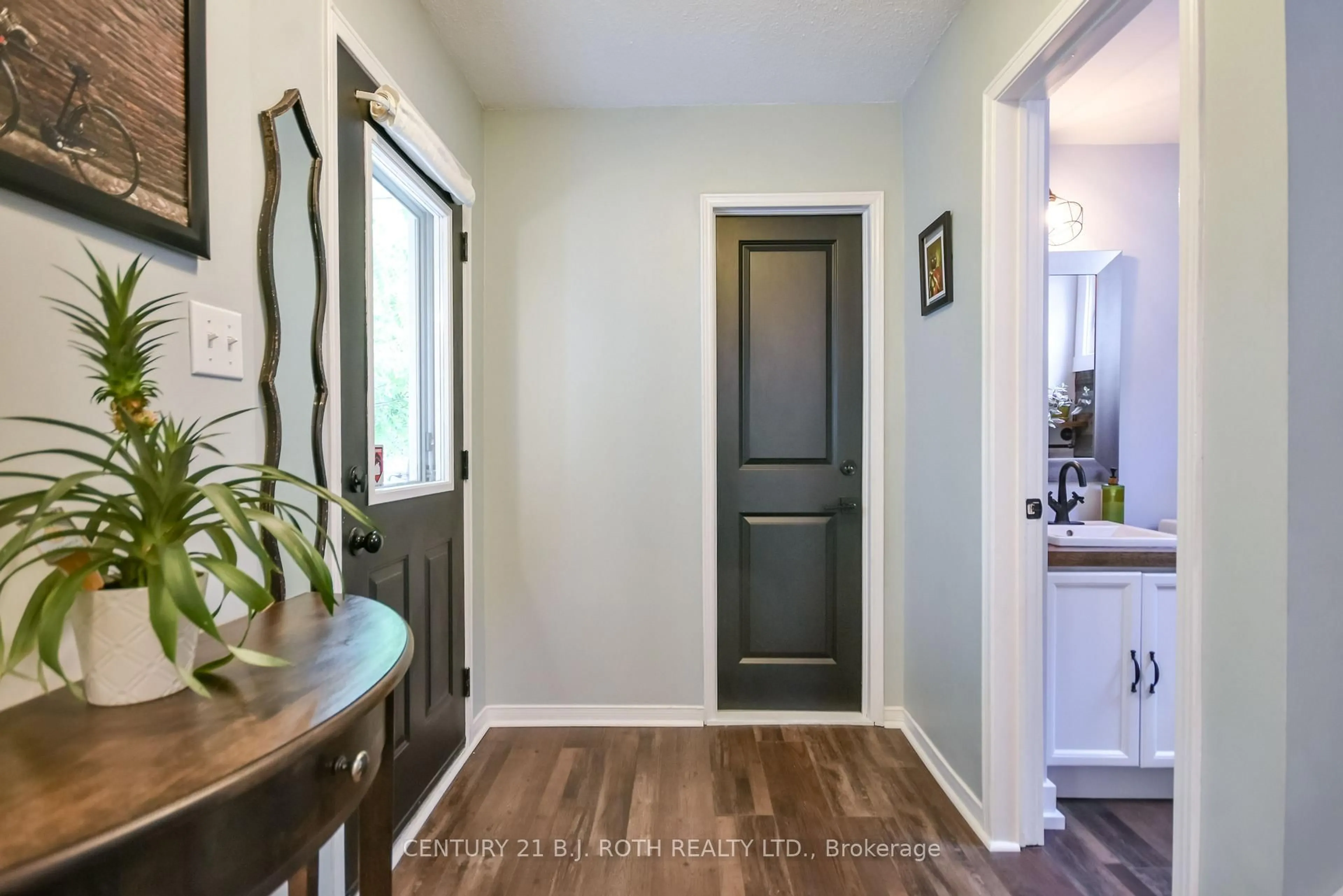 Indoor entryway for 32 Patton Rd, Barrie Ontario L4N 6V5
