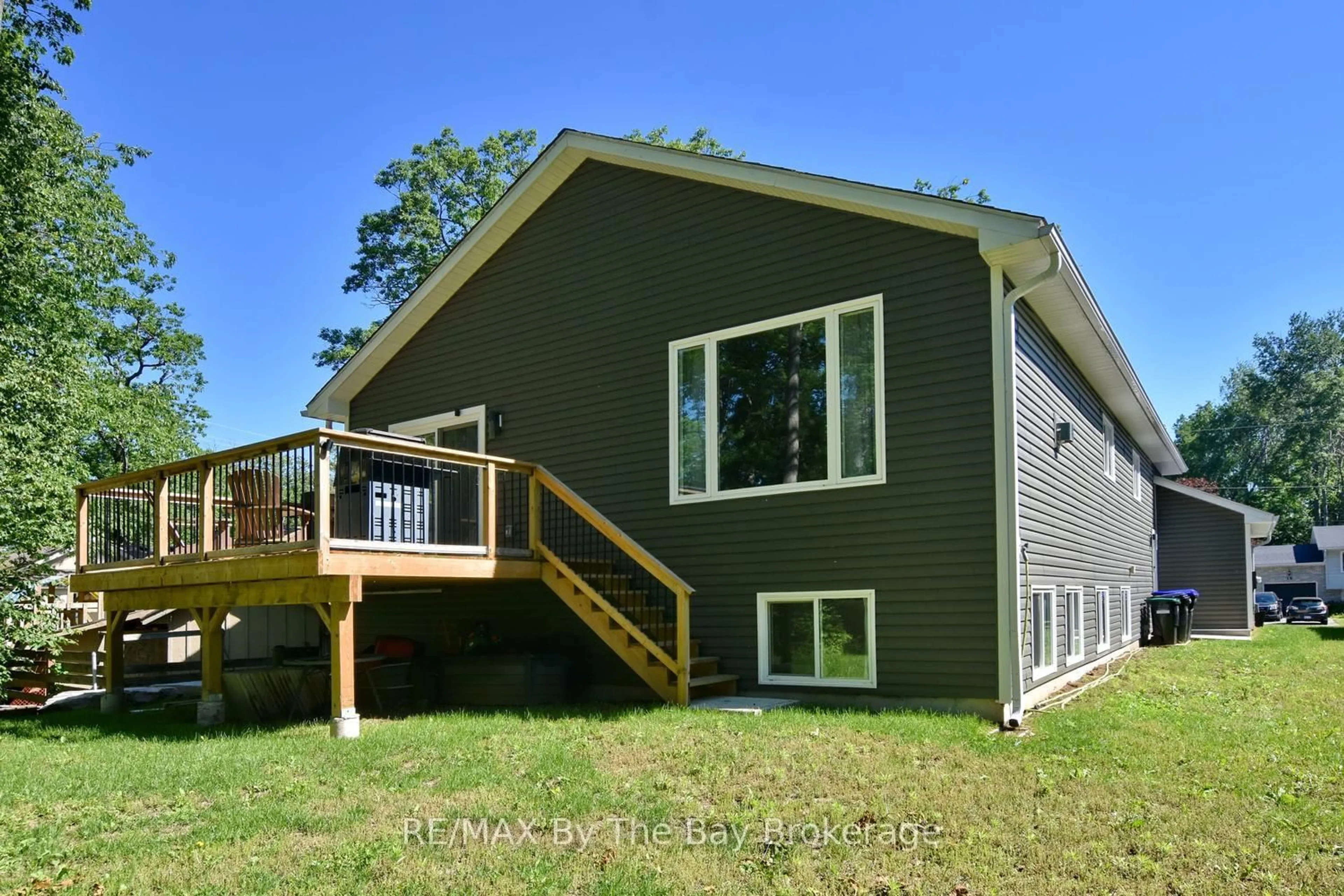 Home with vinyl exterior material, building for 16 CARIBBEAN Dr, Wasaga Beach Ontario L9Z 2W3
