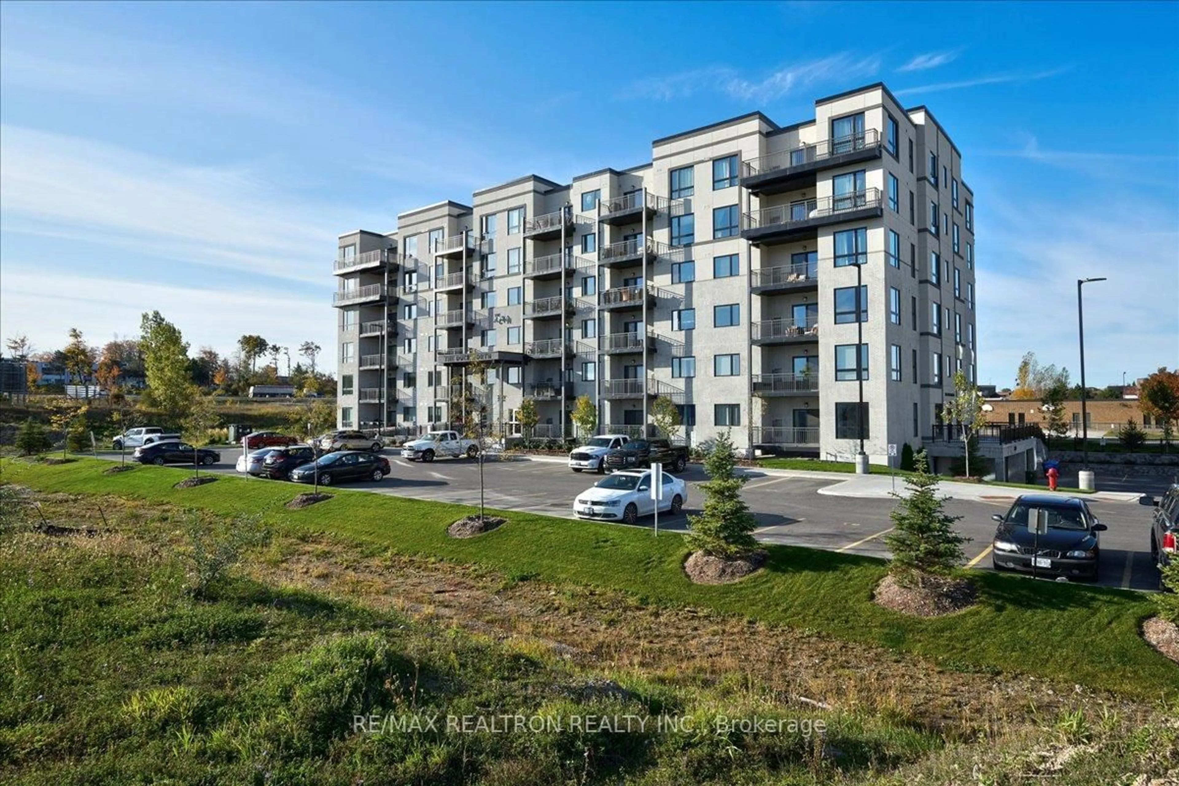 A pic from outside/outdoor area/front of a property/back of a property/a pic from drone, building for 299 Cundles Rd #102, Barrie Ontario L4M 0K9