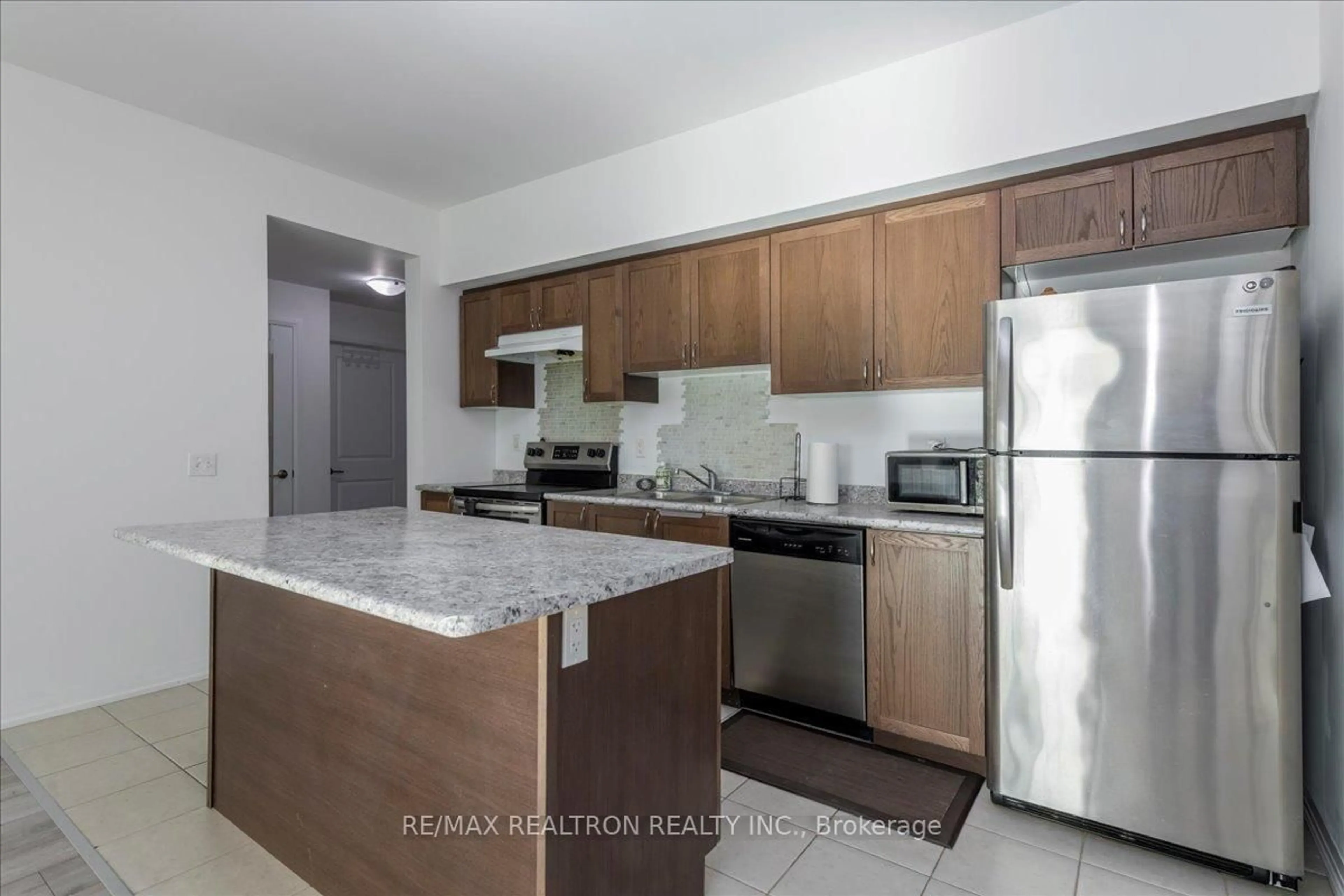 Standard kitchen, unknown for 299 Cundles Rd #102, Barrie Ontario L4M 0K9