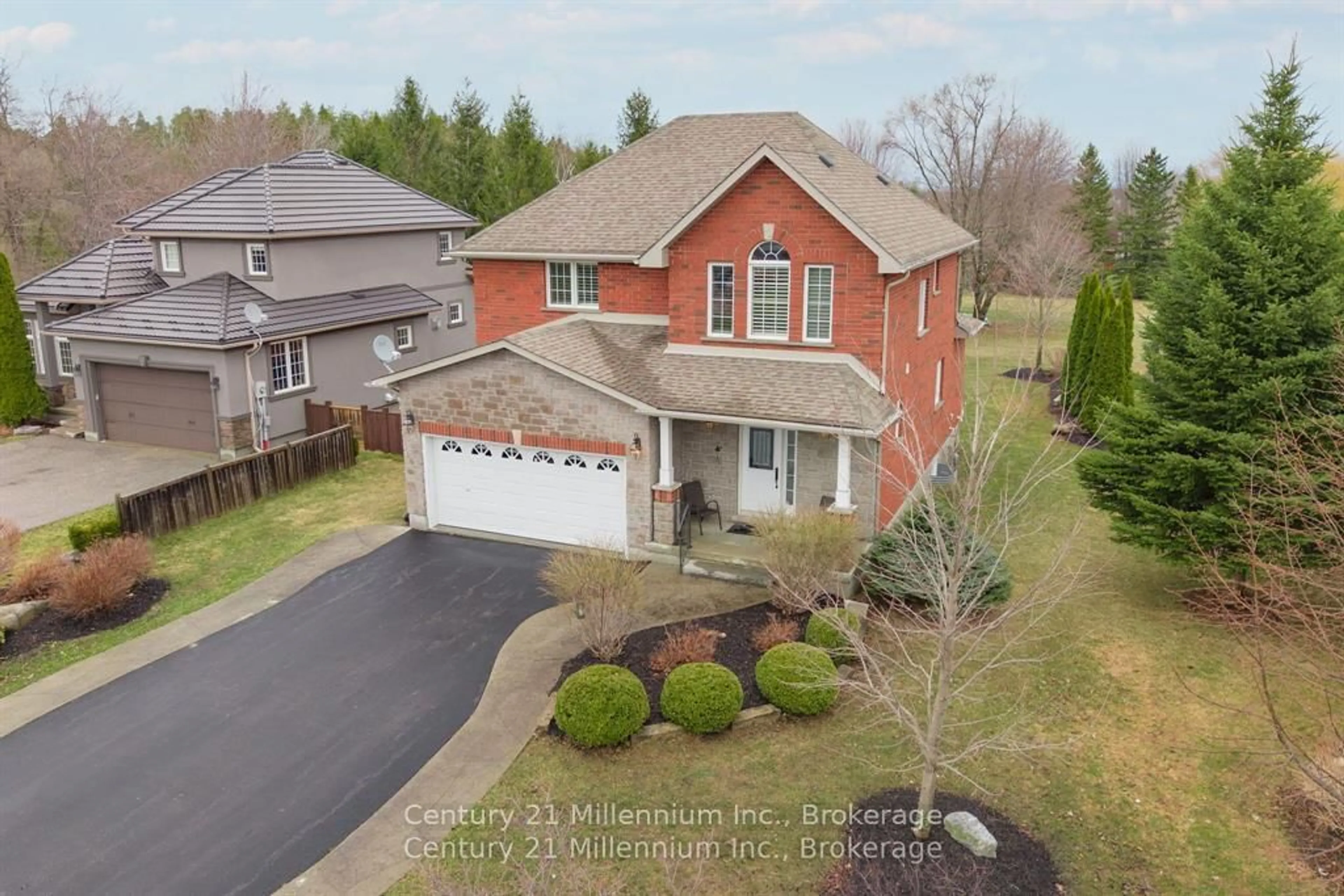 A pic from outside/outdoor area/front of a property/back of a property/a pic from drone, street for 9 Hill St, Collingwood Ontario L9Y 0A7