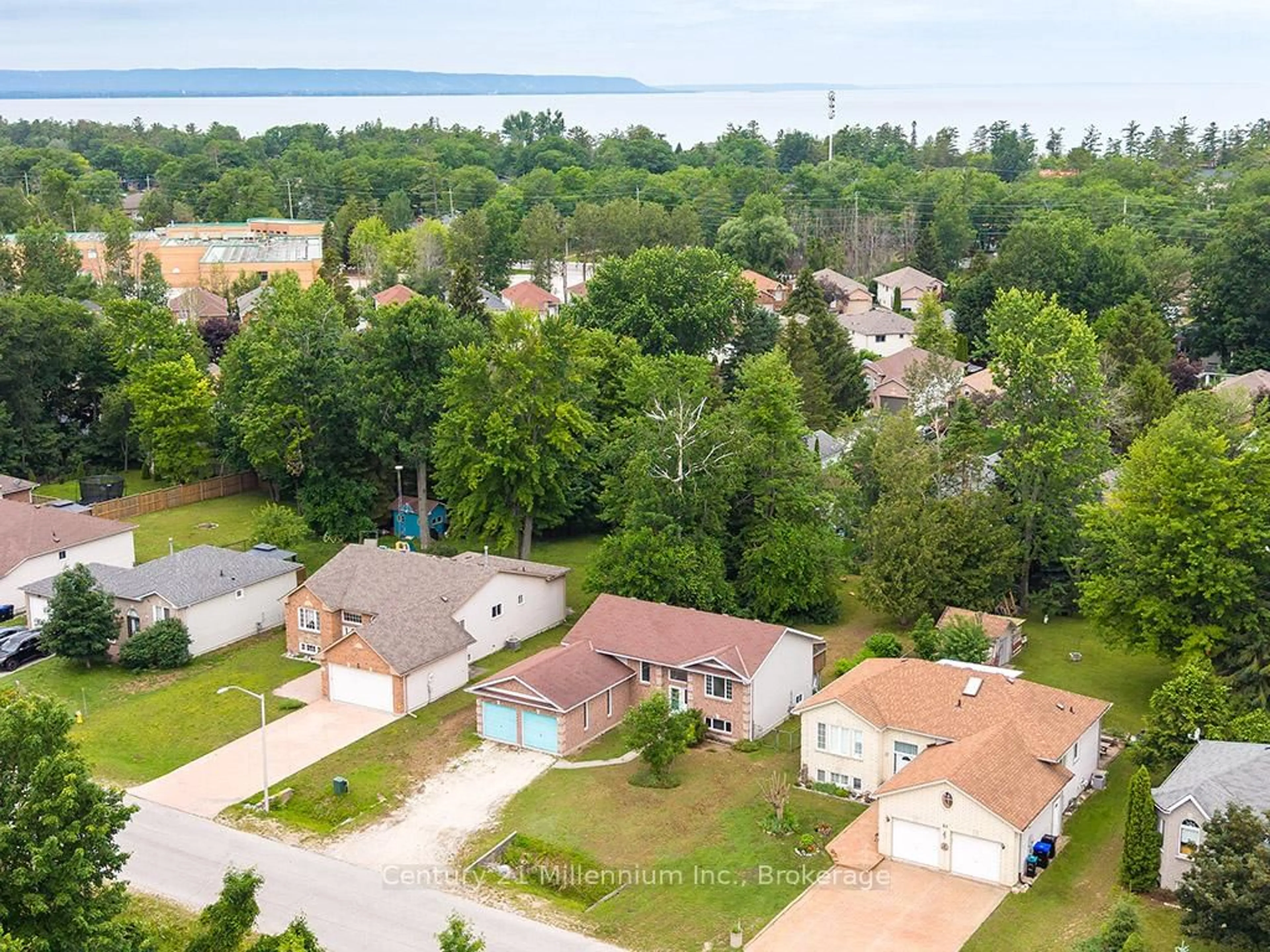 A pic from outside/outdoor area/front of a property/back of a property/a pic from drone, unknown for 46 Royal Beech Dr, Wasaga Beach Ontario L9Z 1H2