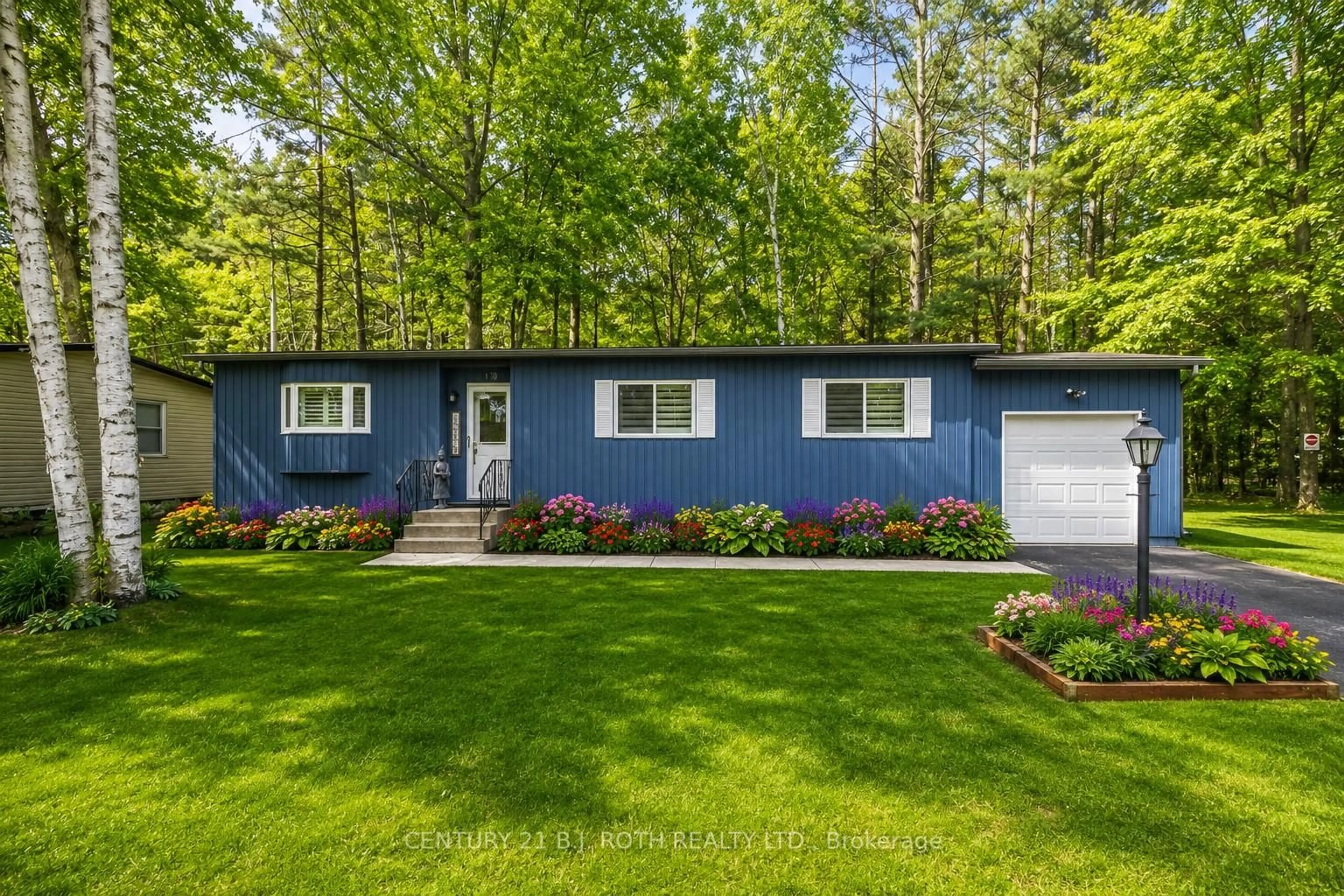 Home with vinyl exterior material, unknown for 10 Allen Dr, Wasaga Beach Ontario L9Z 1K5
