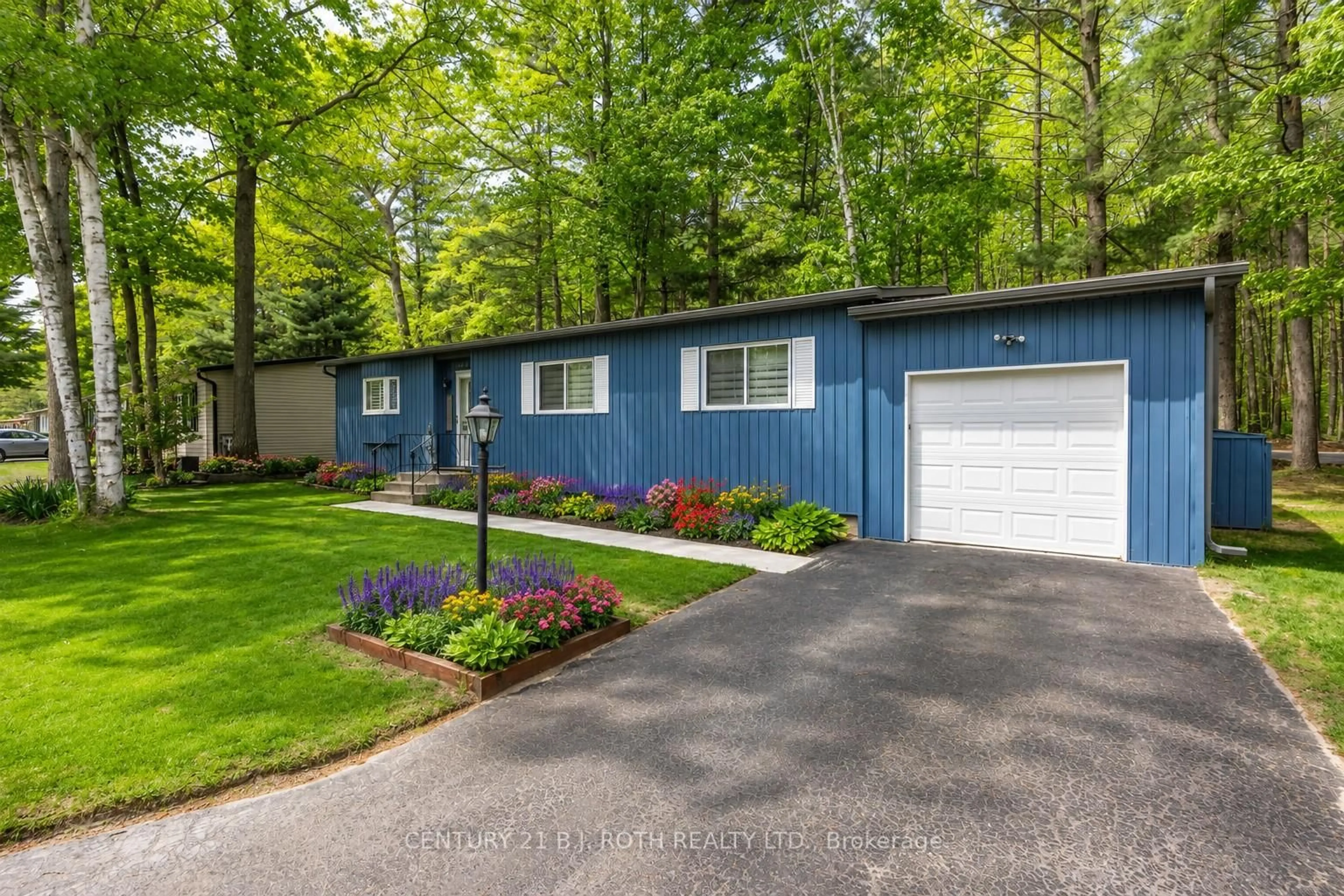 Home with vinyl exterior material, street for 10 Allen Dr, Wasaga Beach Ontario L9Z 1K5