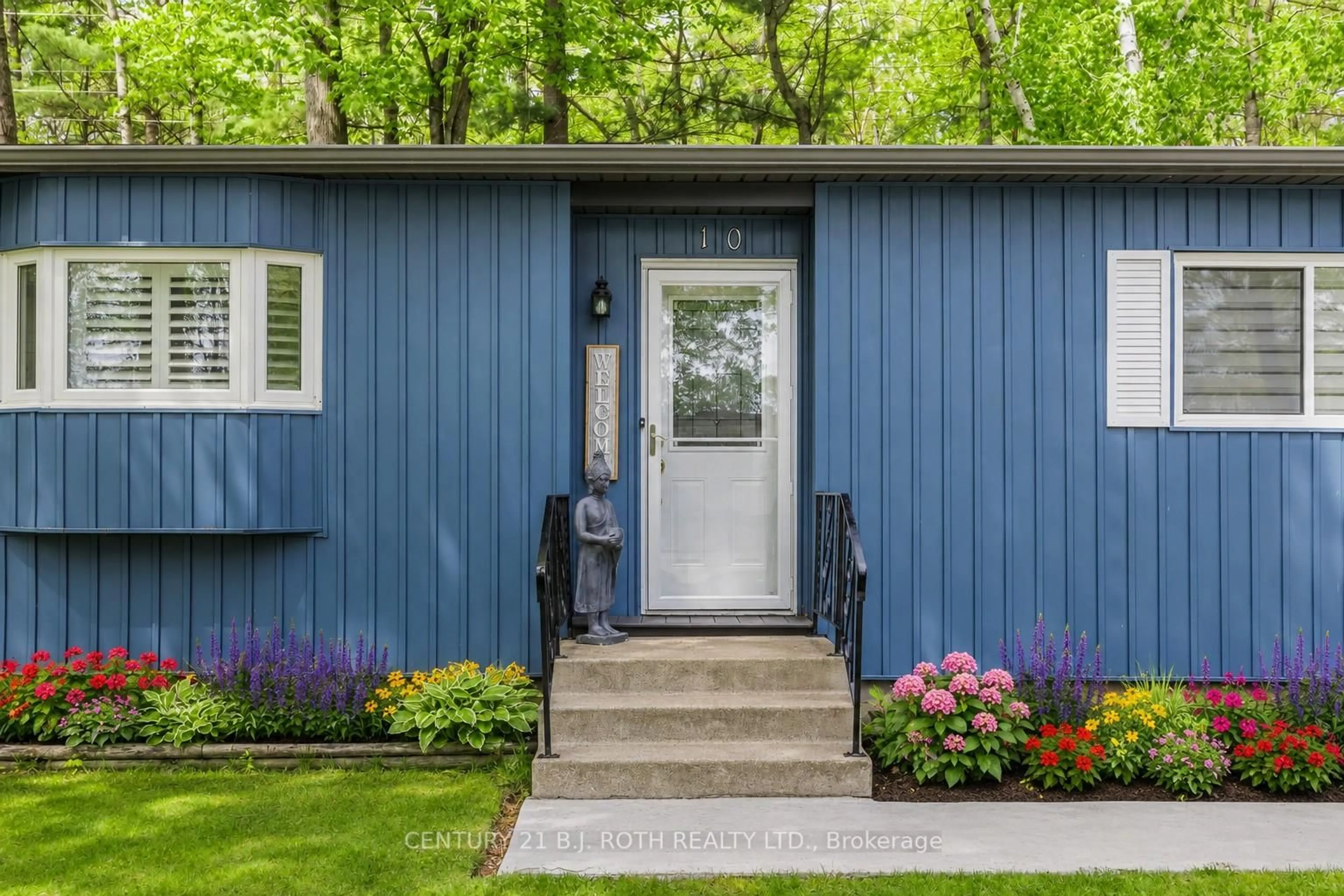 Home with vinyl exterior material, street for 10 Allen Dr, Wasaga Beach Ontario L9Z 1K5