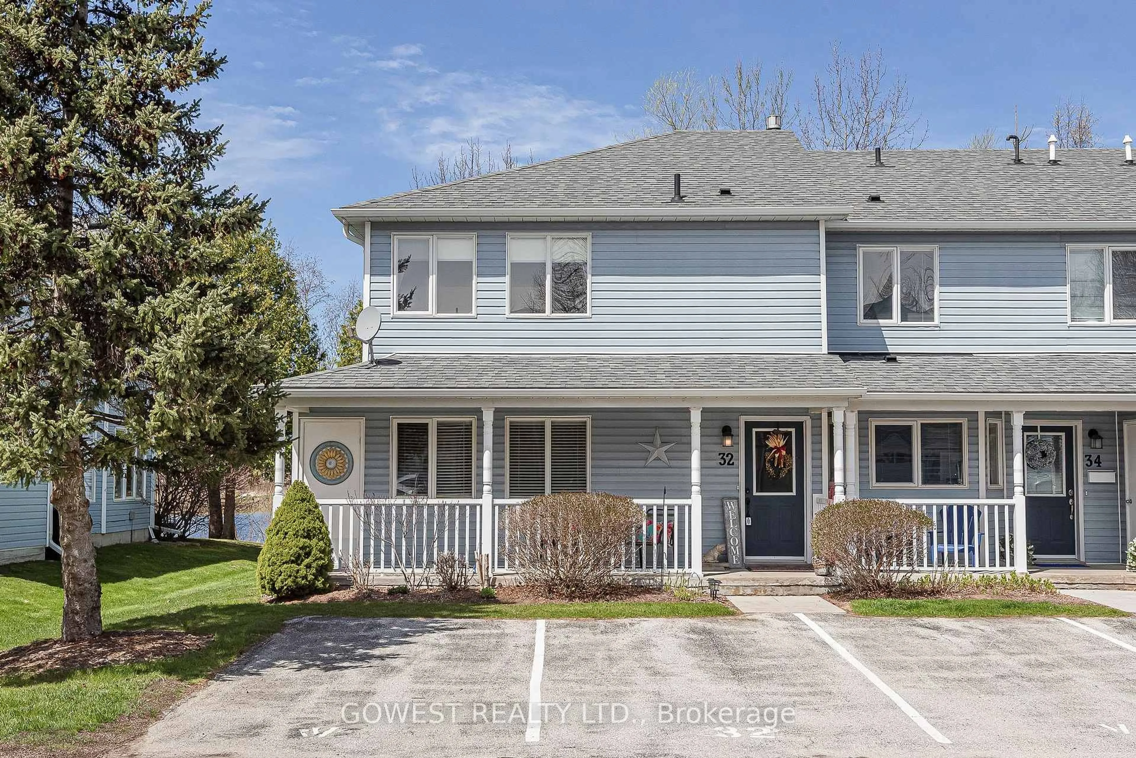 Home with vinyl exterior material, street for 32 Valleymede Crt, Collingwood Ontario L9Y 5E4
