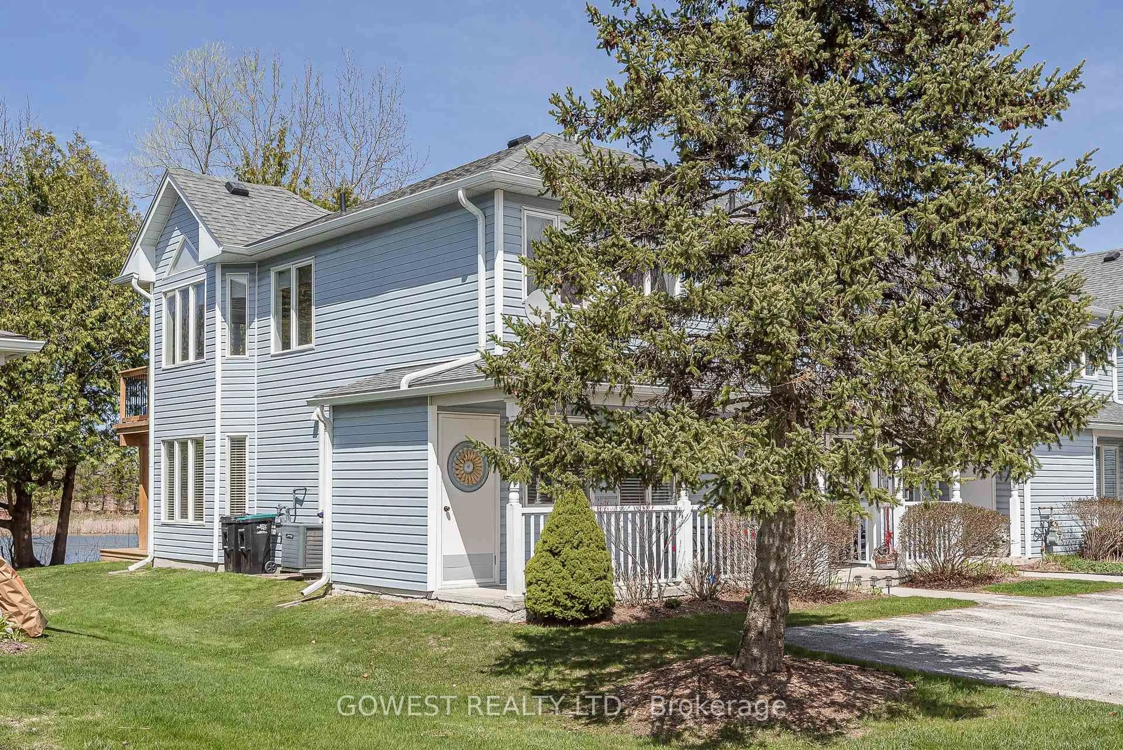 Home with vinyl exterior material, street for 32 Valleymede Crt, Collingwood Ontario L9Y 5E4